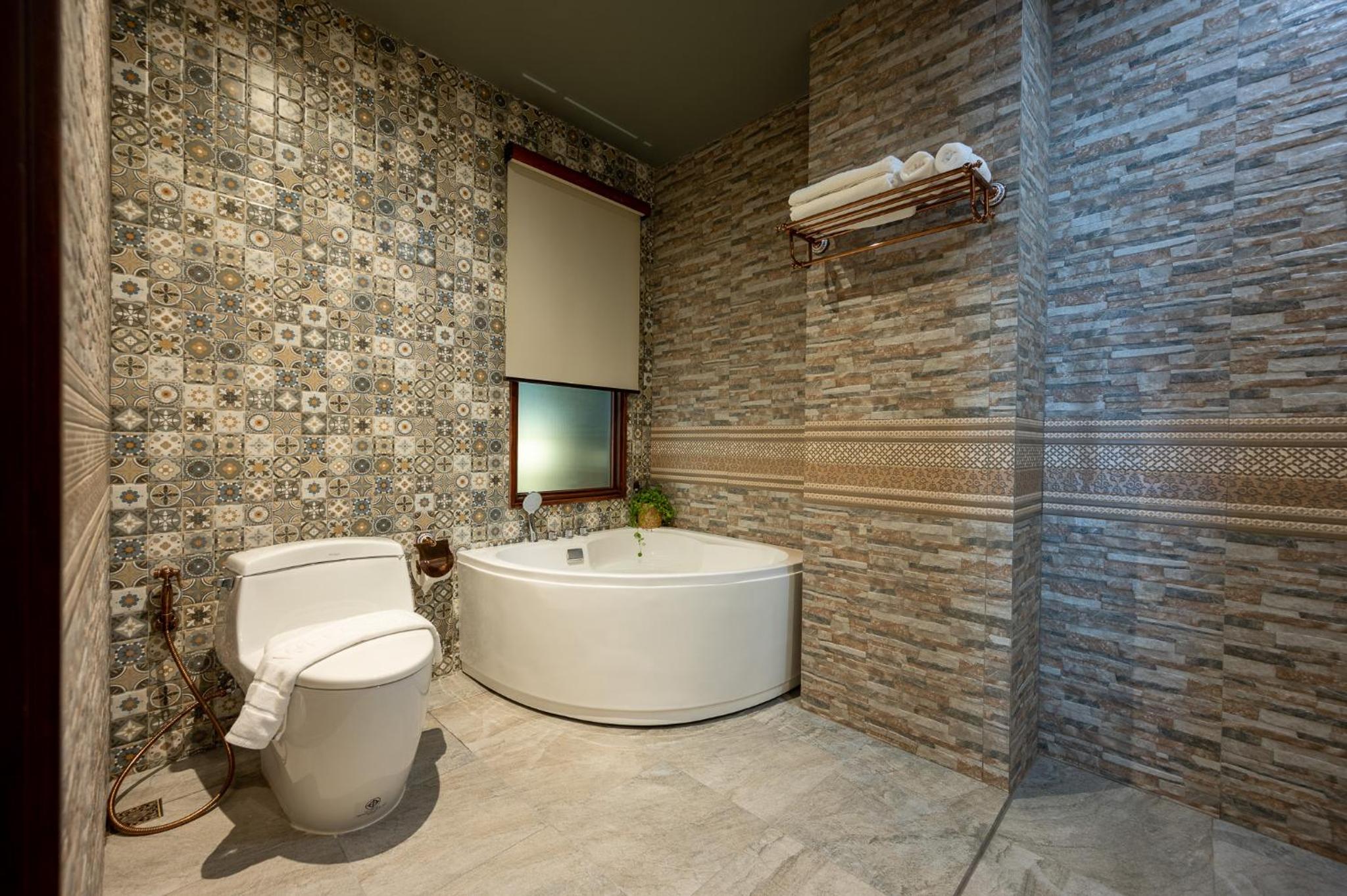 Deluxe Double Room with Bath - Photo 10