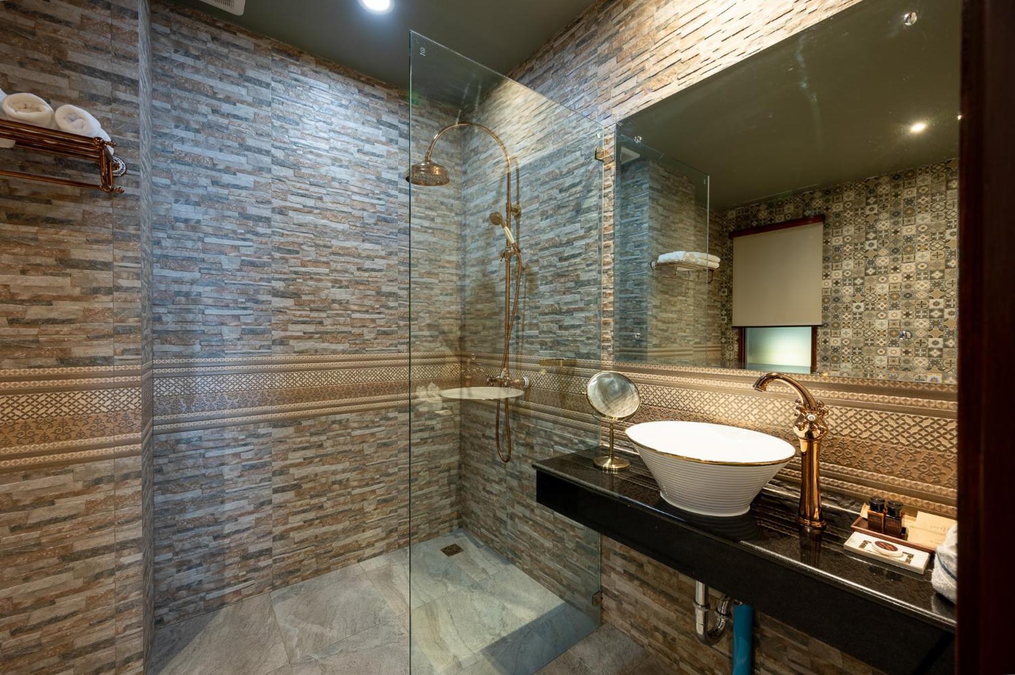 Deluxe Double Room with Bath - Photo 11