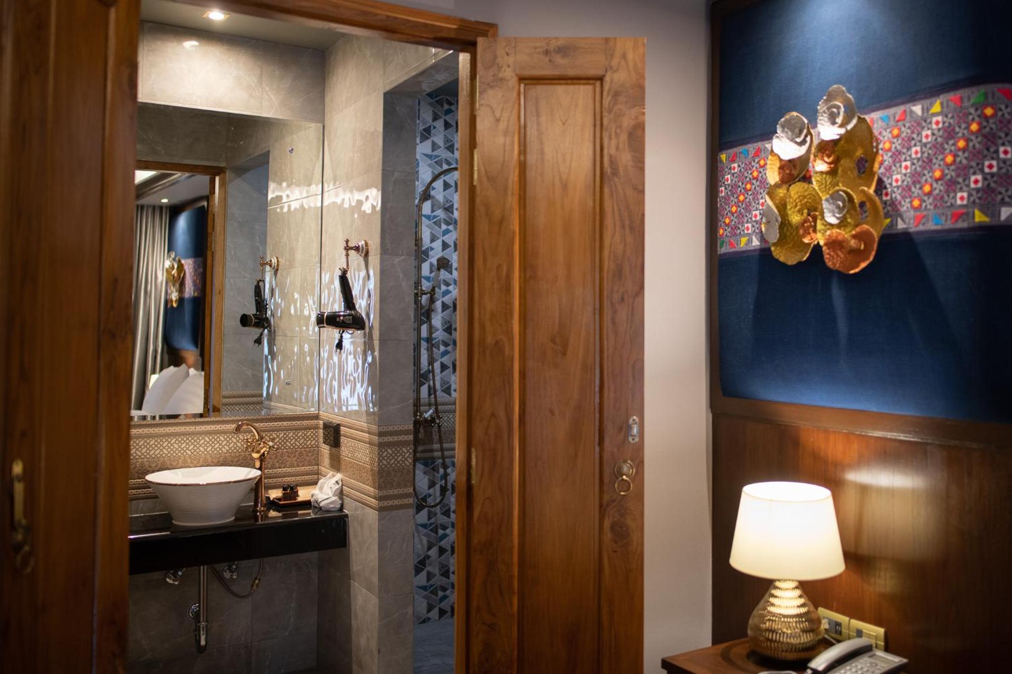 Executive Suite - Photo 5