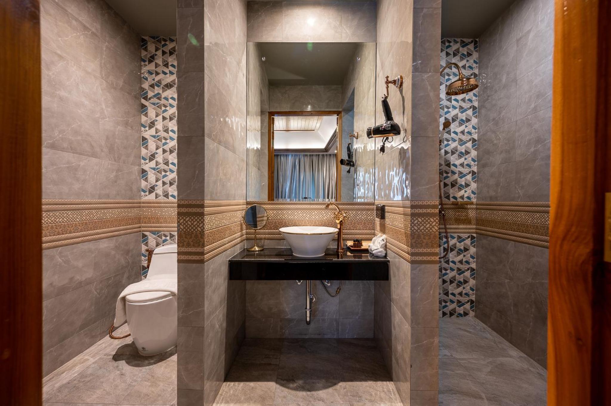 Executive Suite - Photo 4