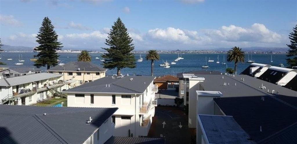 One-Bedroom Apartment with Harbor View photo 2