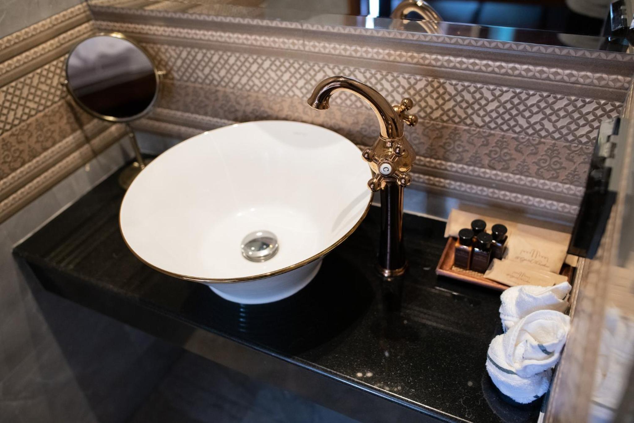 Executive Suite - Photo 6
