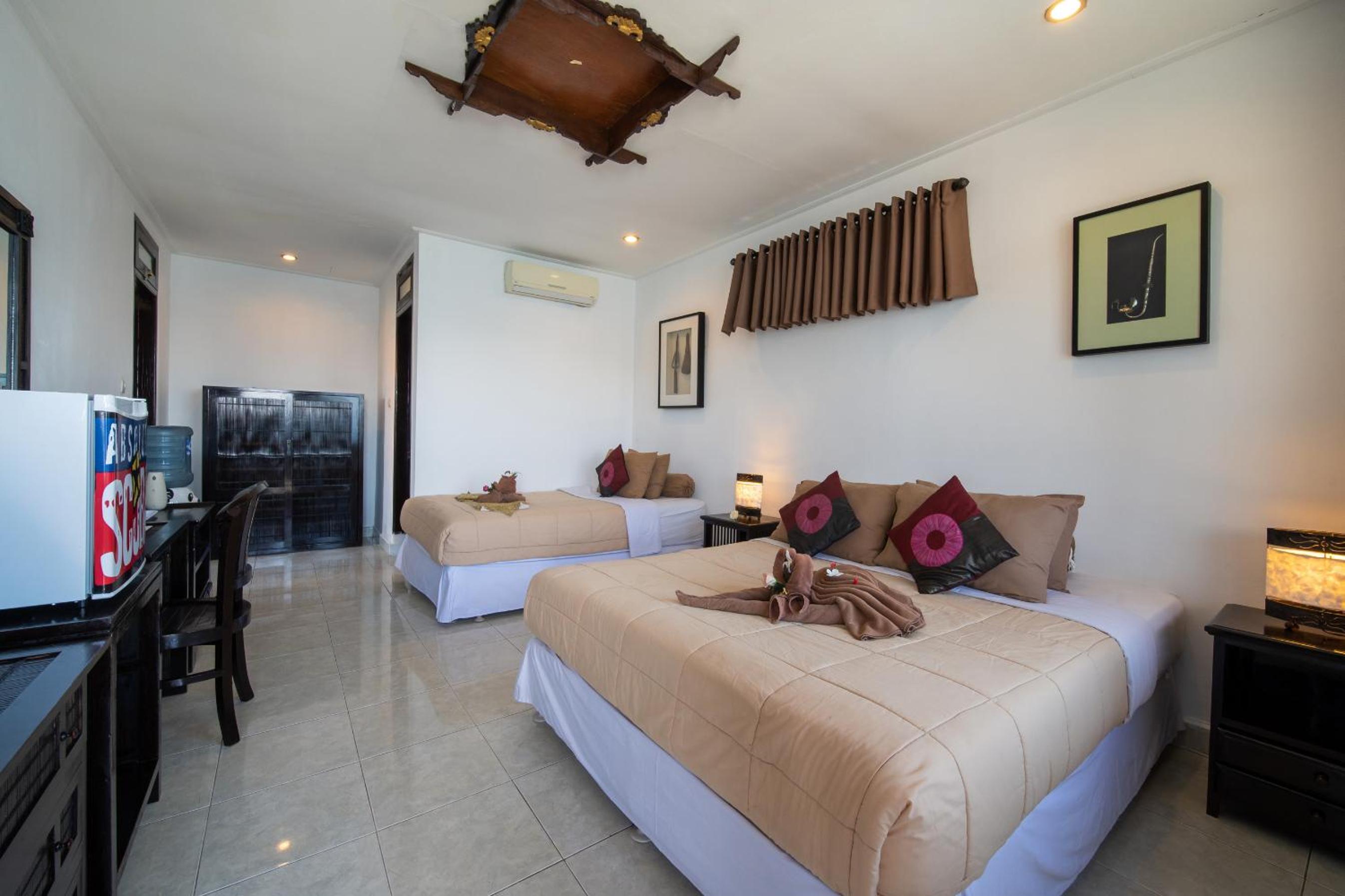 Deluxe Triple Room with Private Balcony and Partial Sea View photo 3