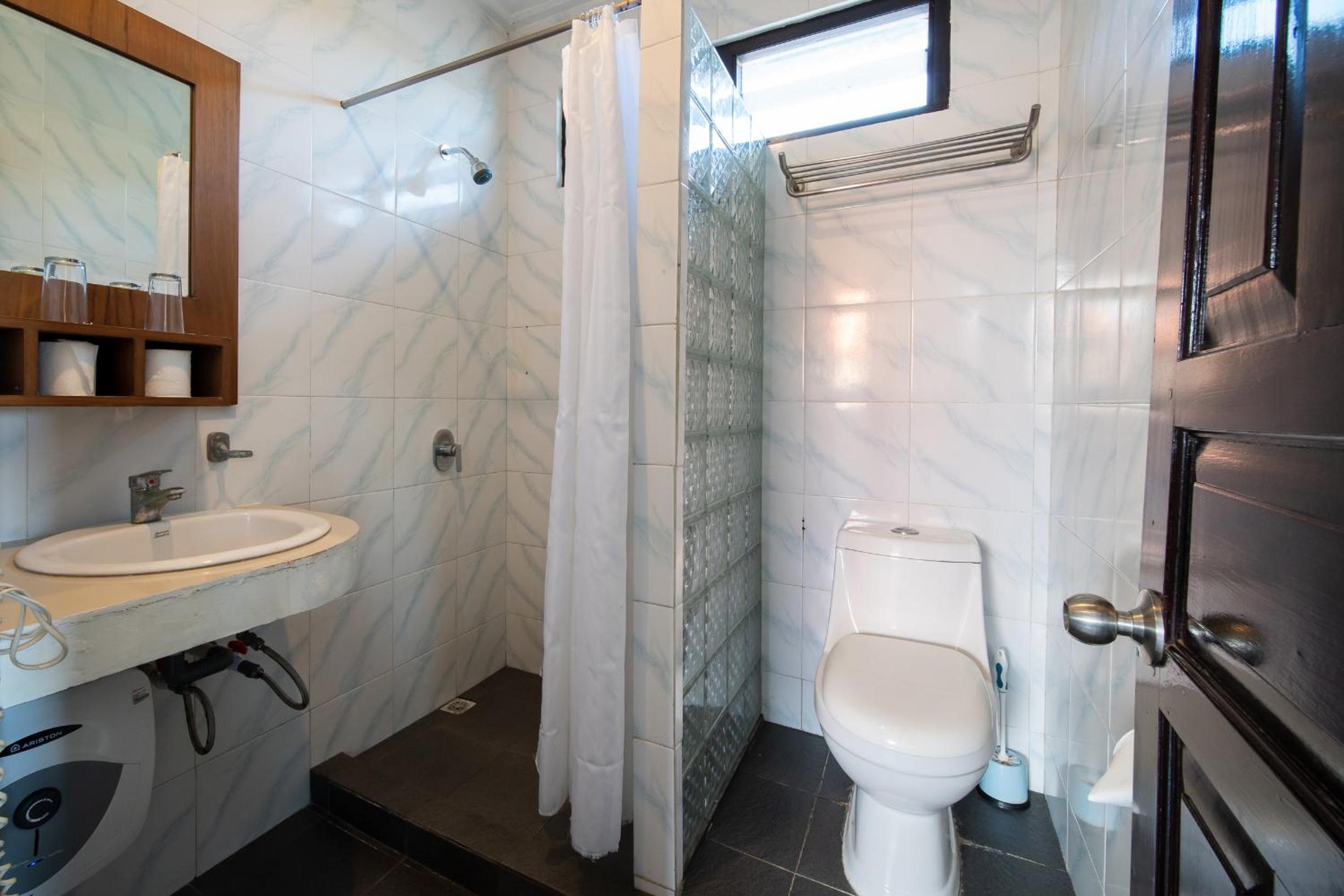 Deluxe Triple Room with Private Balcony and Partial Sea View photo 2