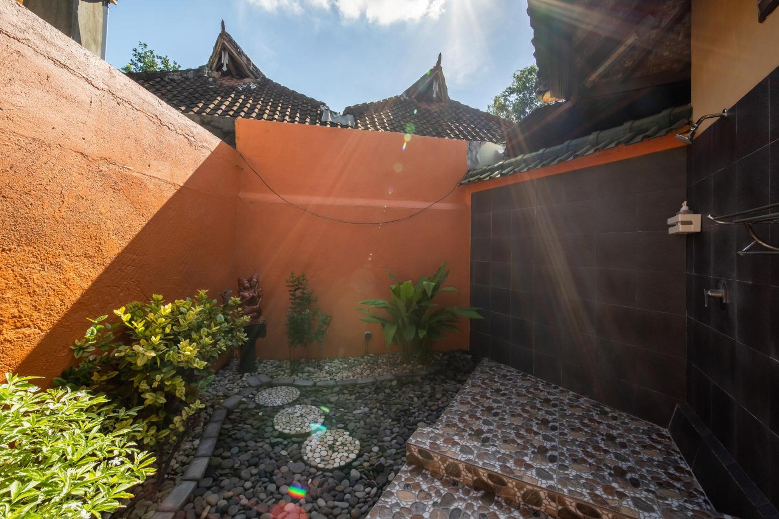 Deluxe Garden Bungalow photo 2