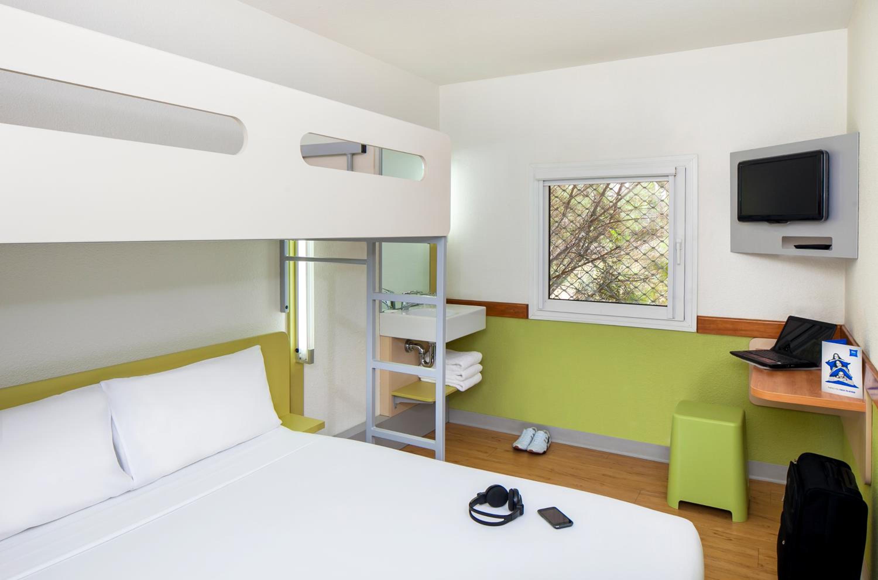Standard Queen Room with a Single Overhead Bunk Bed photo 2