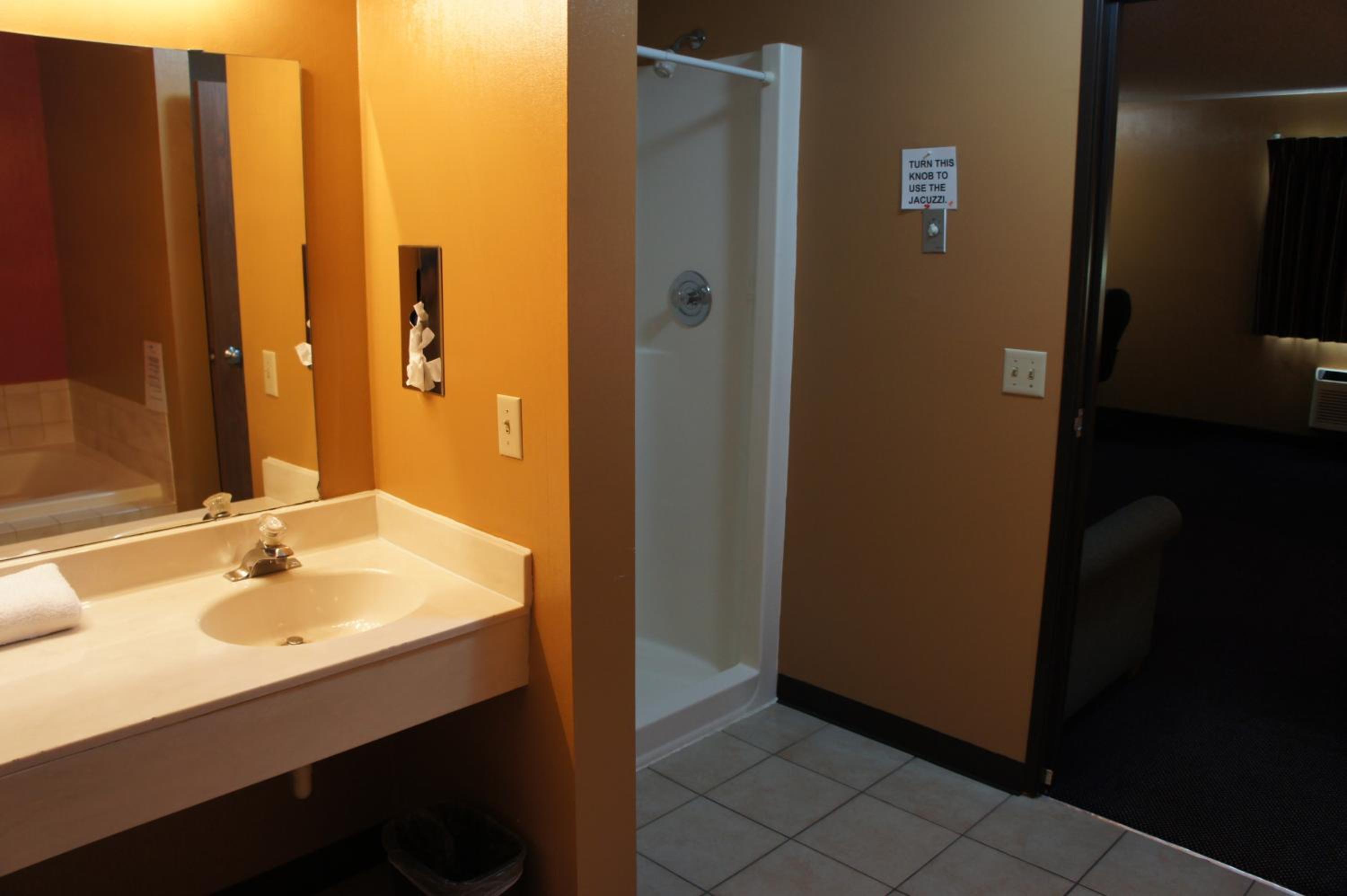 King Suite with Whirlpool - Photo 2