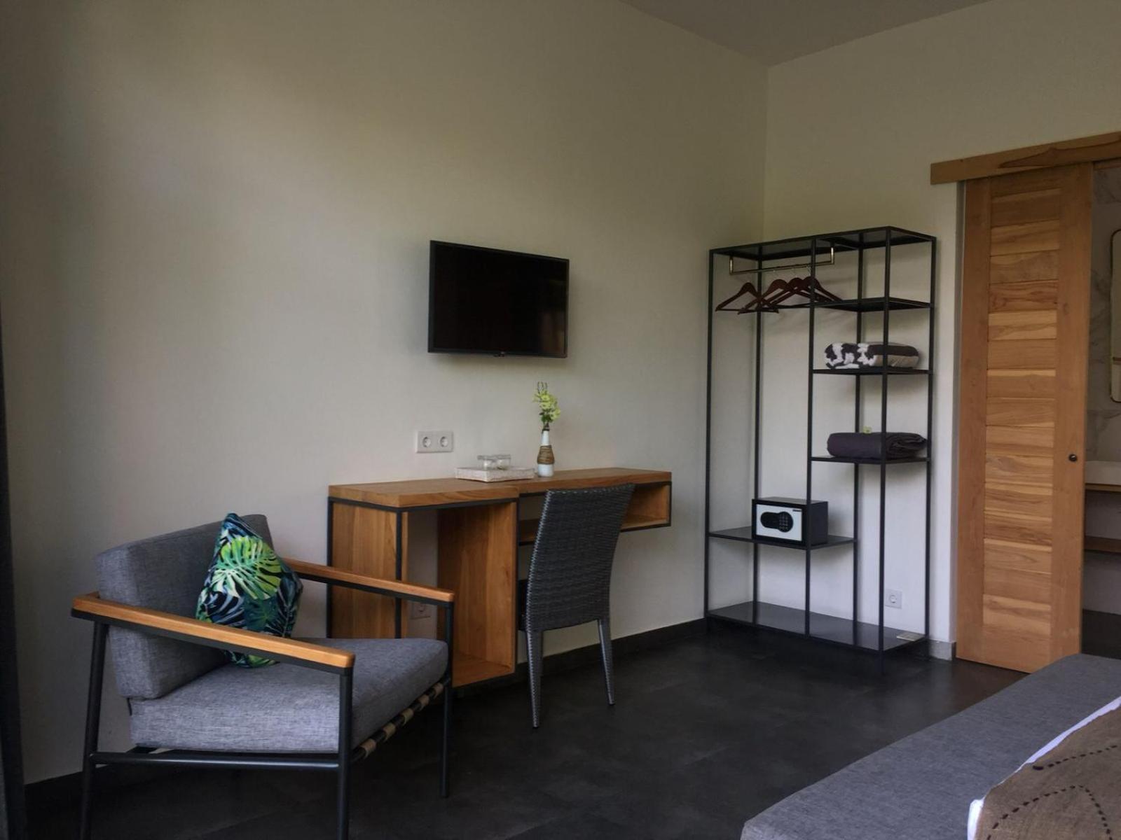 Double Room with Pool View - Photo 1