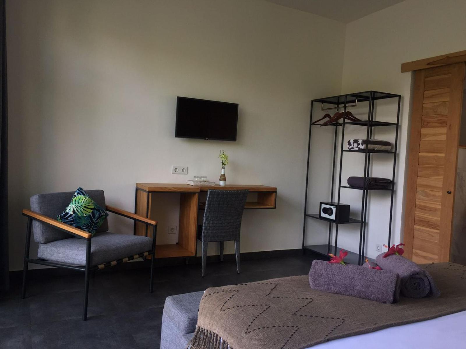 Double Room with Pool View - Photo 3