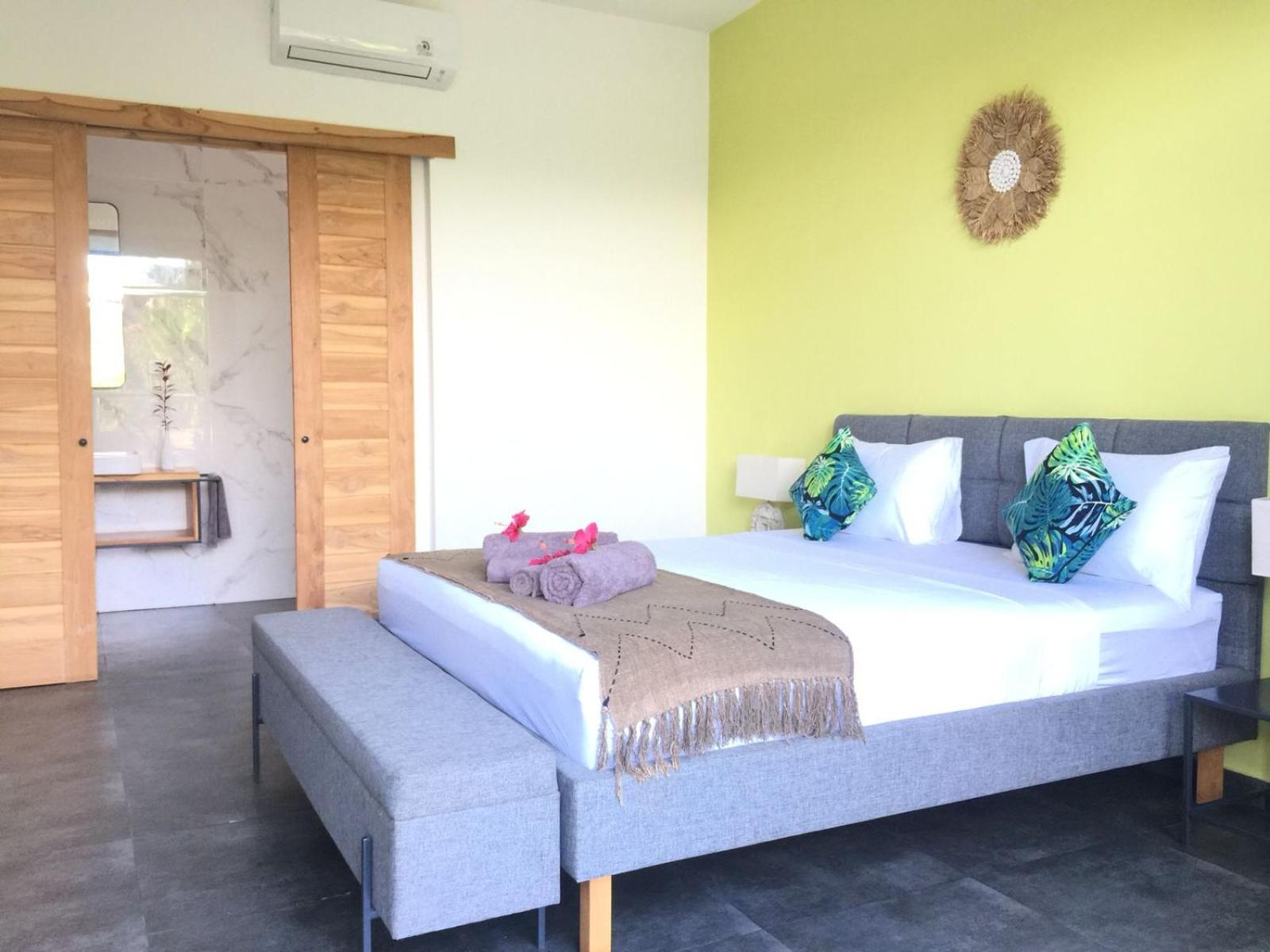 Double Room with Pool View - Photo 6