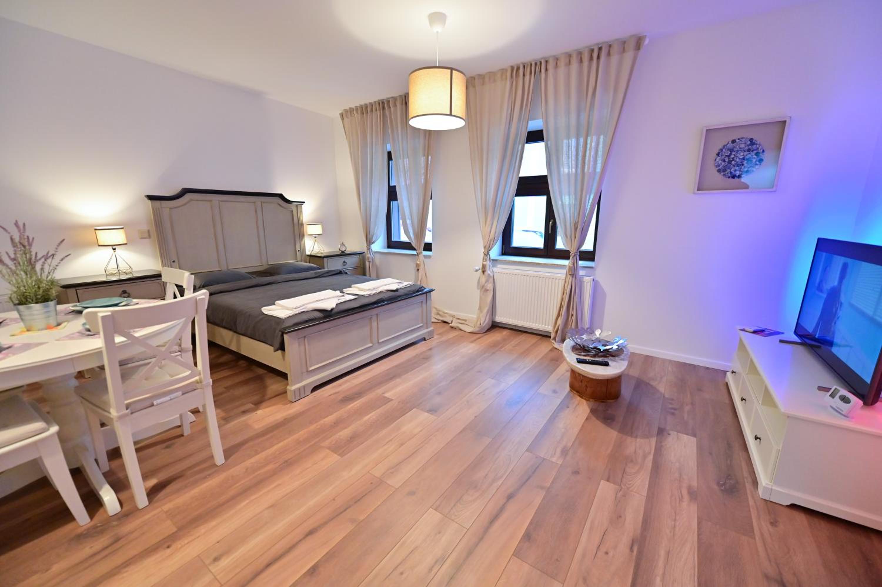 One-Bedroom Apartment - Photo 1