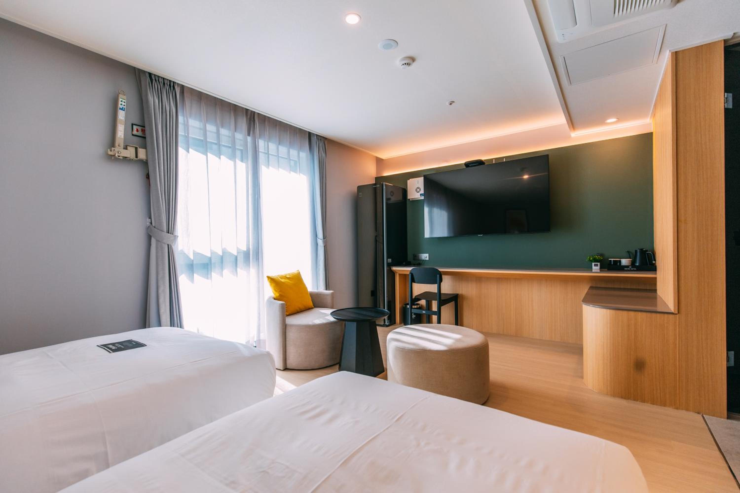 Deluxe Twin Room with Free access to Rooftop pool - Photo 12