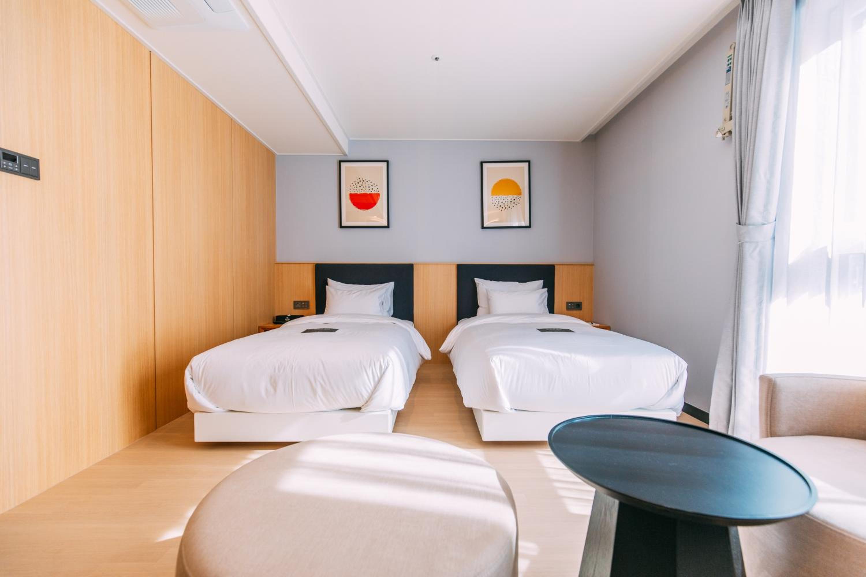 Deluxe Twin Room with Free access to Rooftop pool - Photo 10