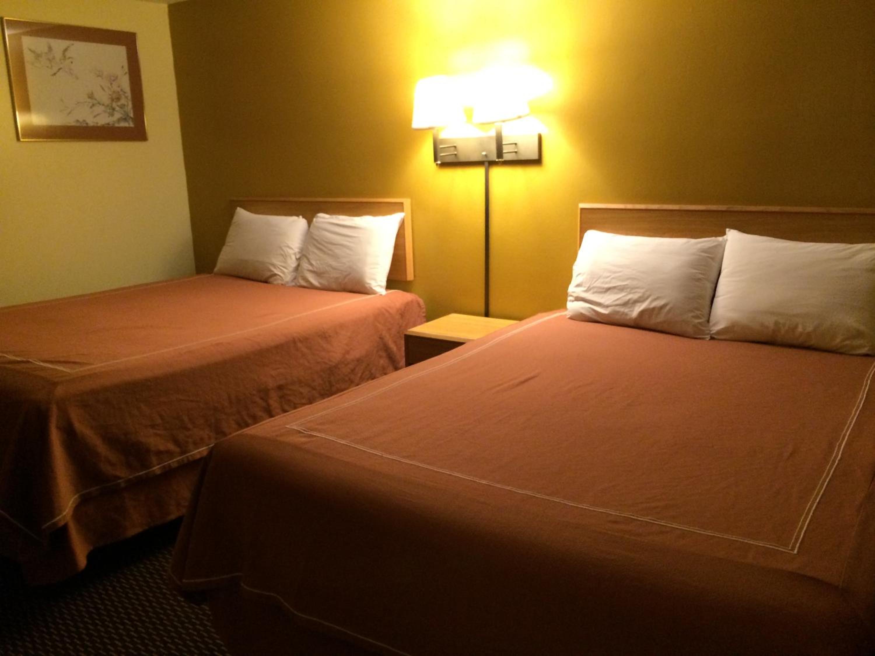 Queen Room with Two Queen Beds - Non-Smoking - Photo 5