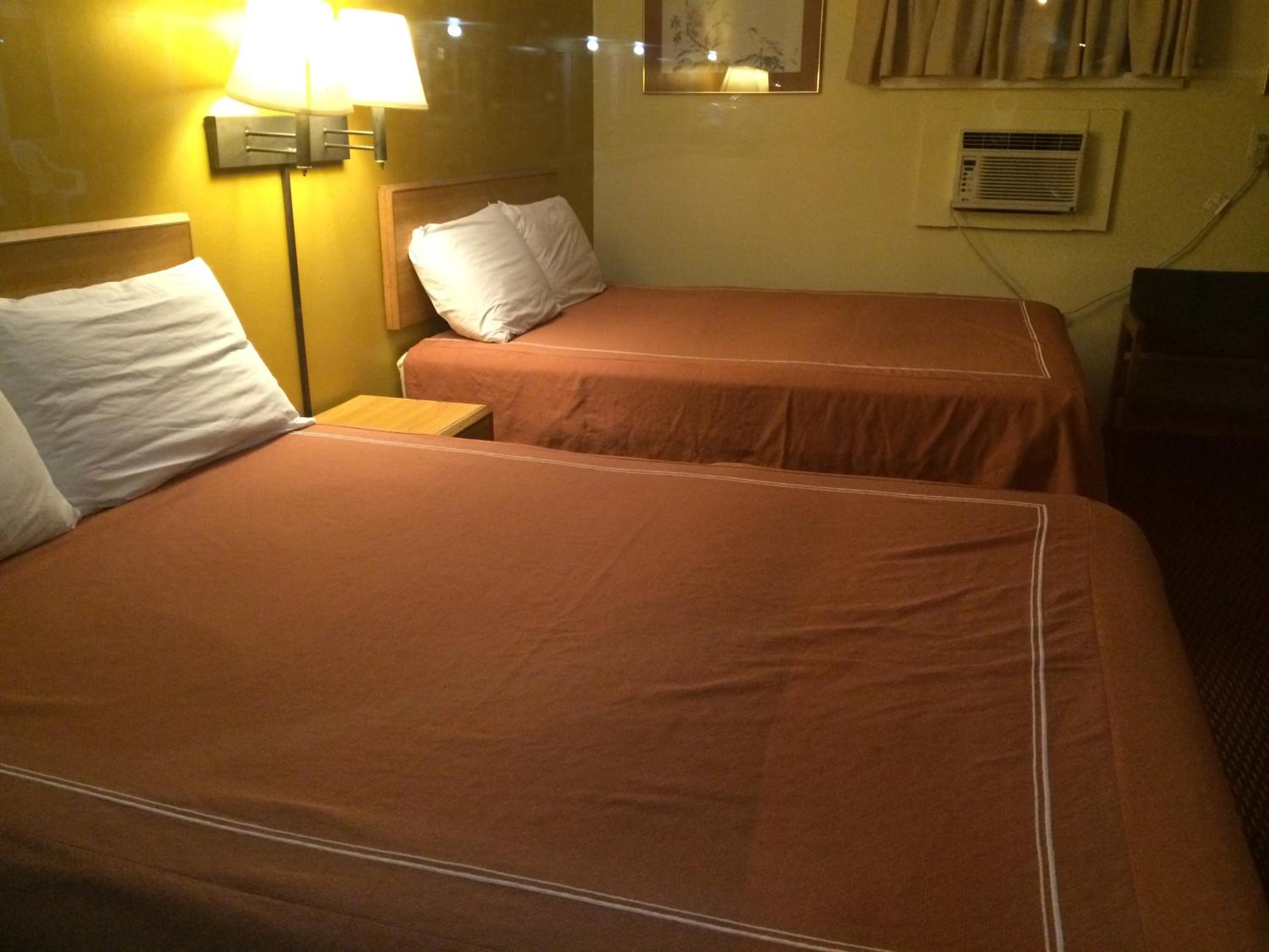 Queen Room with Two Queen Beds - Non-Smoking - Photo 6
