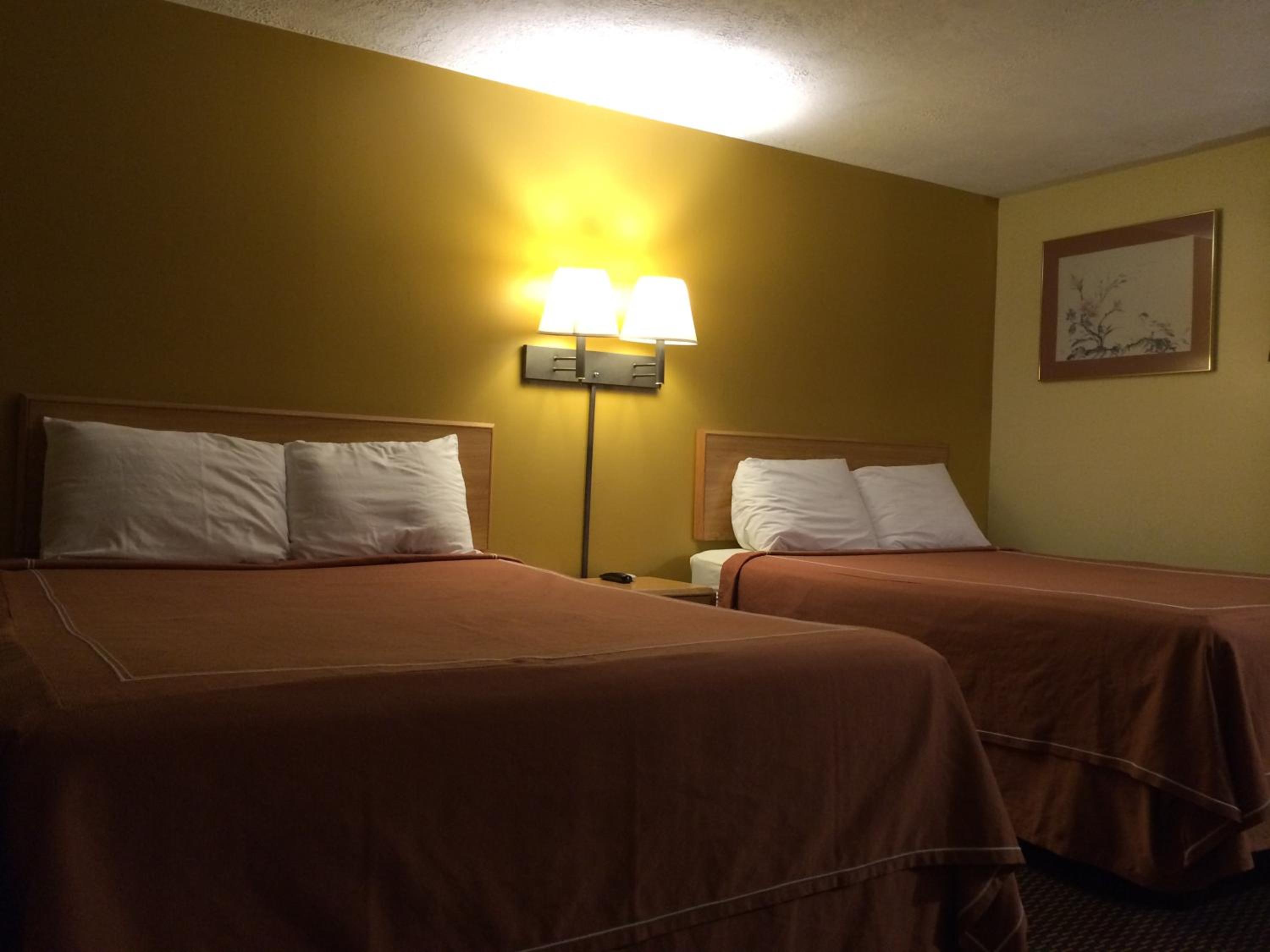 Queen Room with Two Queen Beds - Non-Smoking - Photo 7