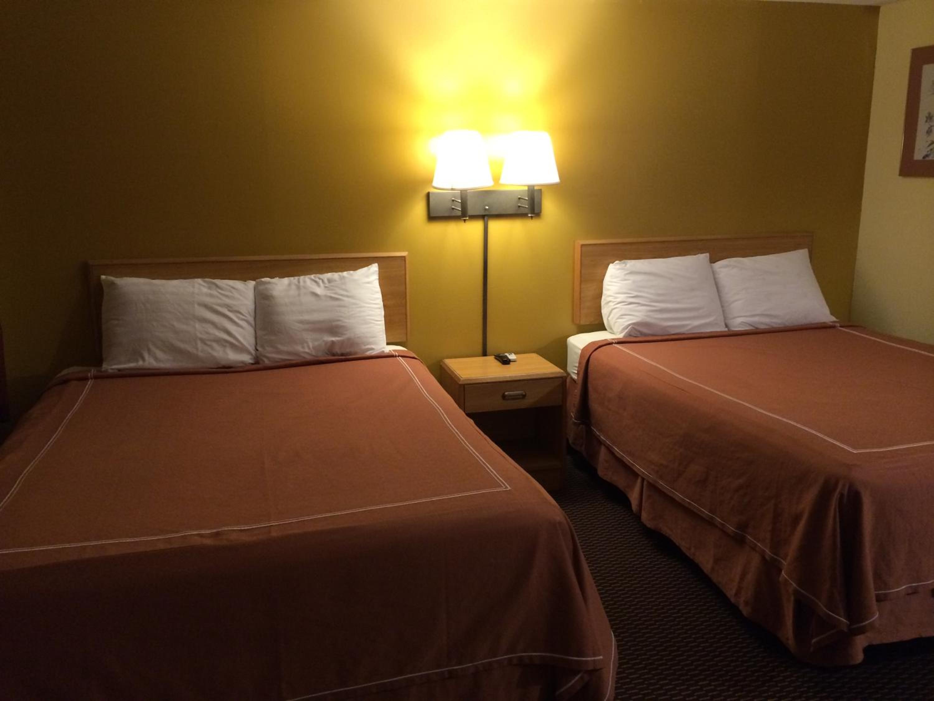 Queen Room with Two Queen Beds - Non-Smoking - Photo 1