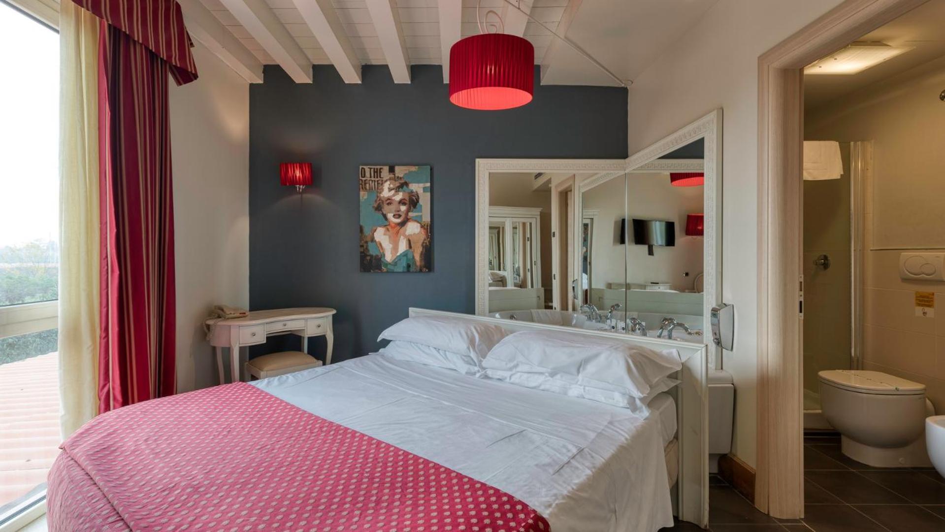 Double Room with Spa Bath photo 1
