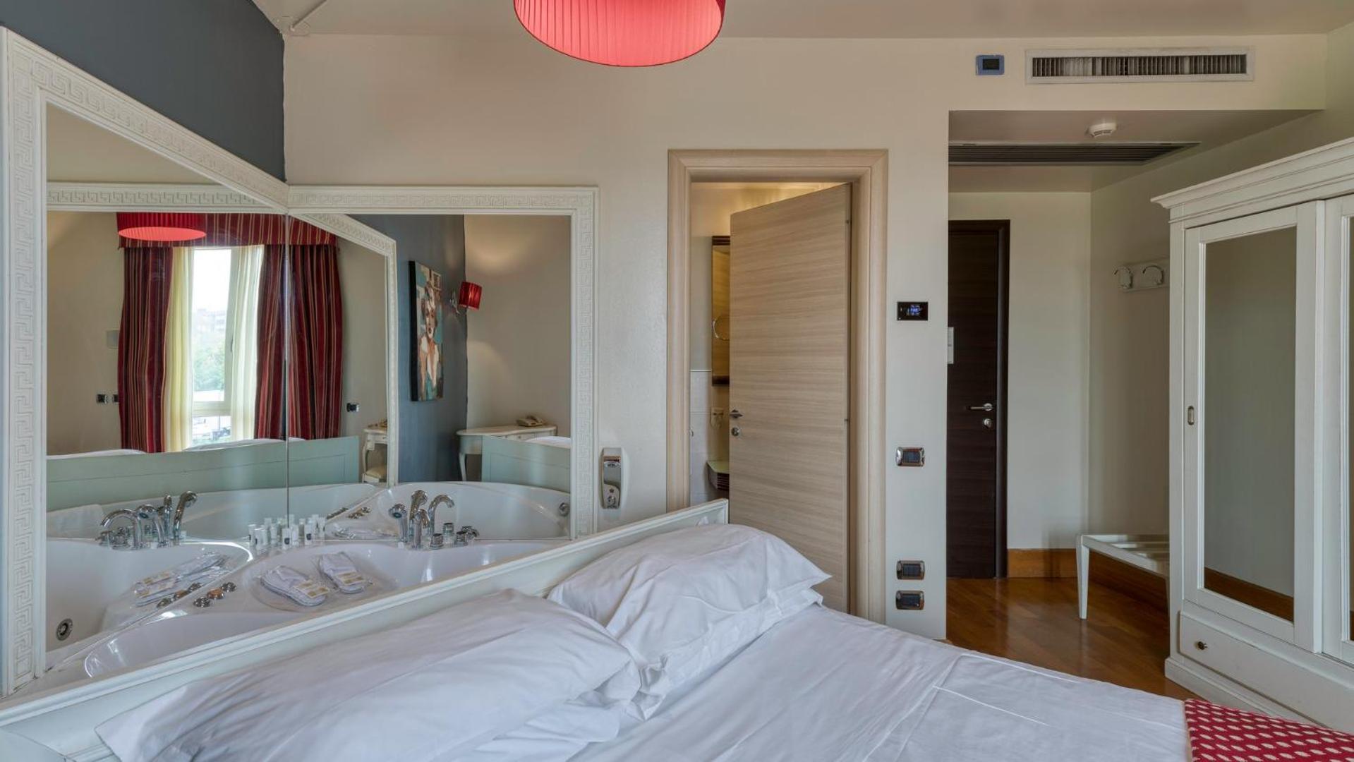 Double Room with Spa Bath photo 3