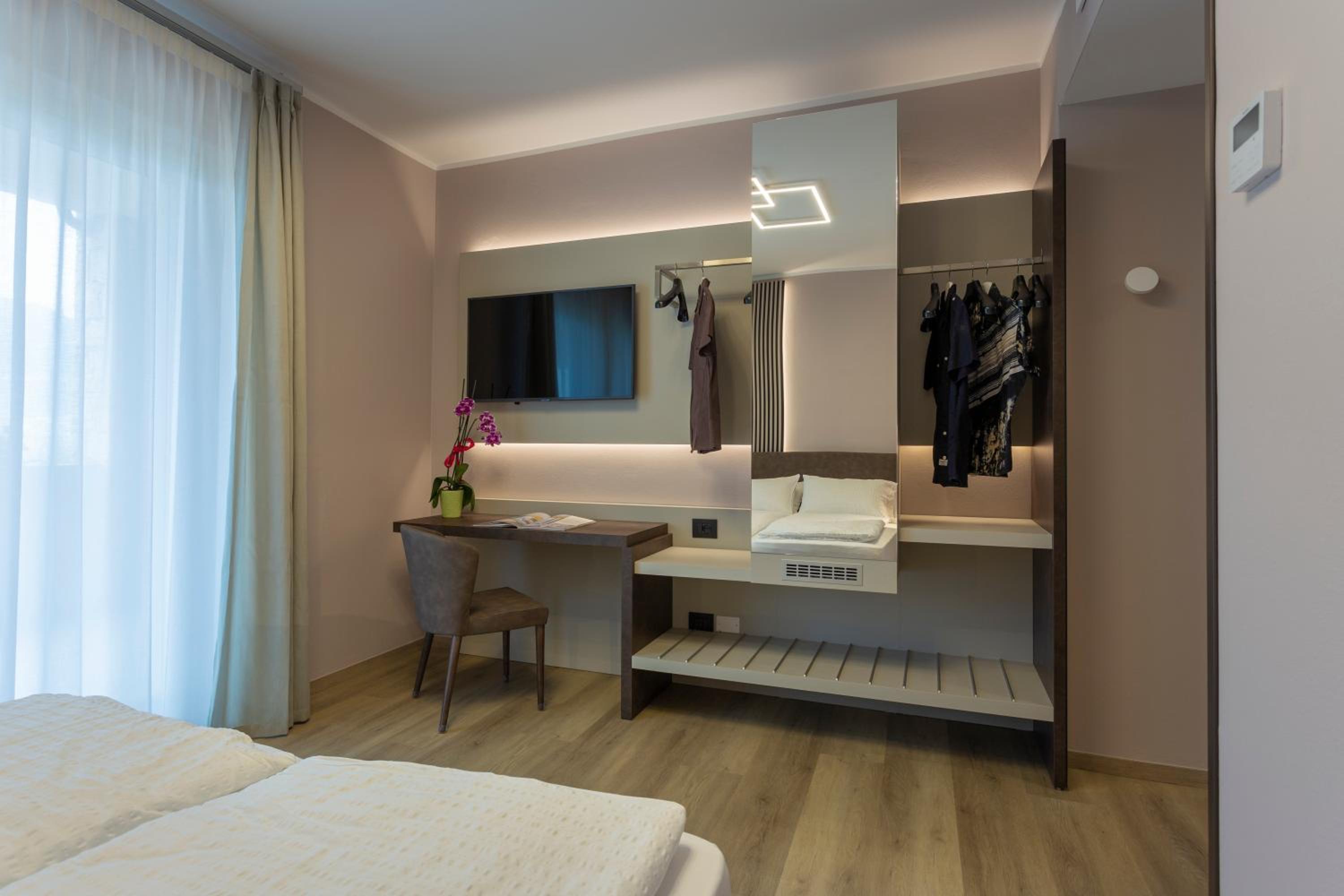Superior Double Room with Balcony and Partial Lake View photo 3