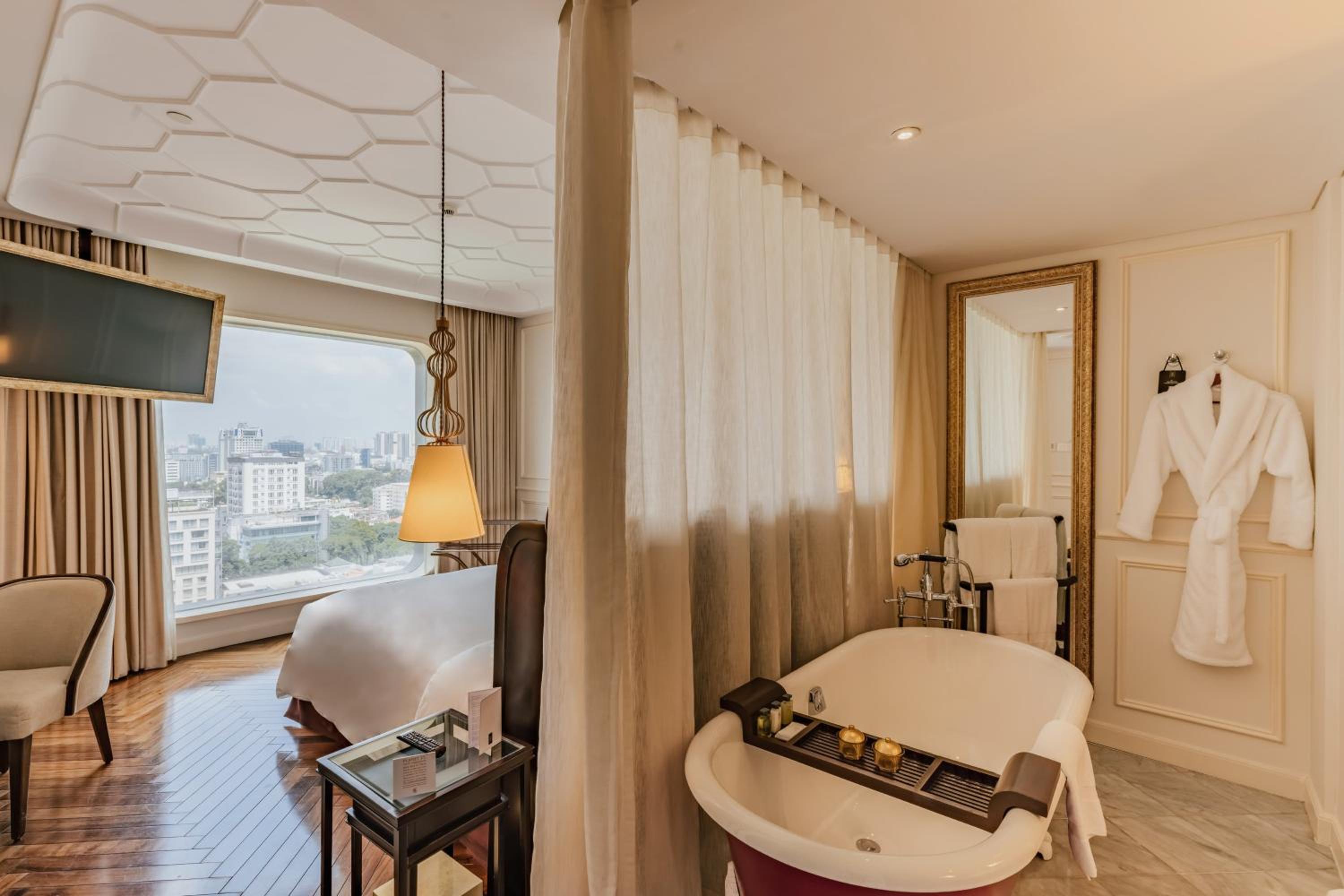 Grand Deluxe Room, 1 King Size Bed, City View photo 3