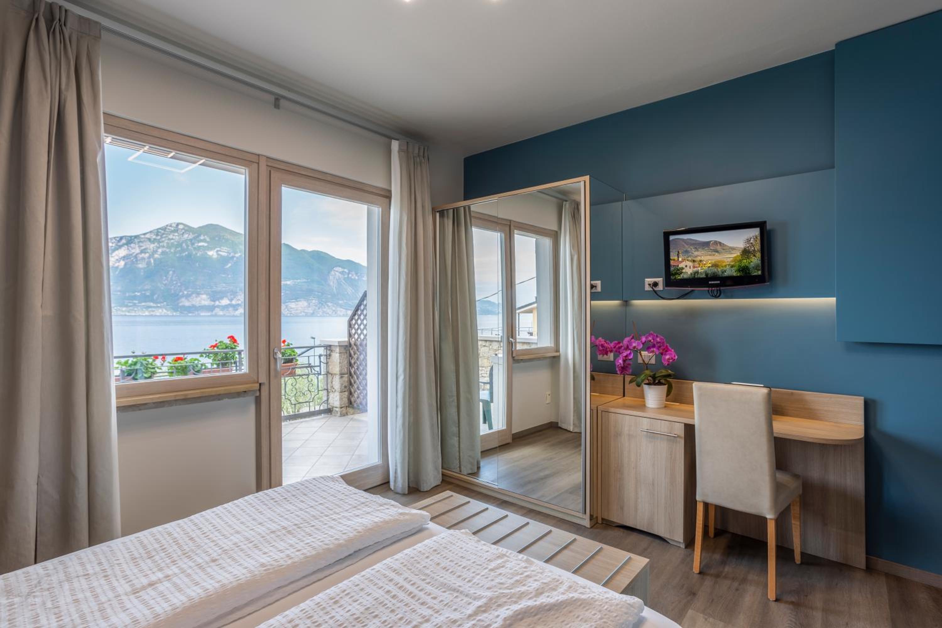 Deluxe Double Room with Balcony and Lake View photo 1