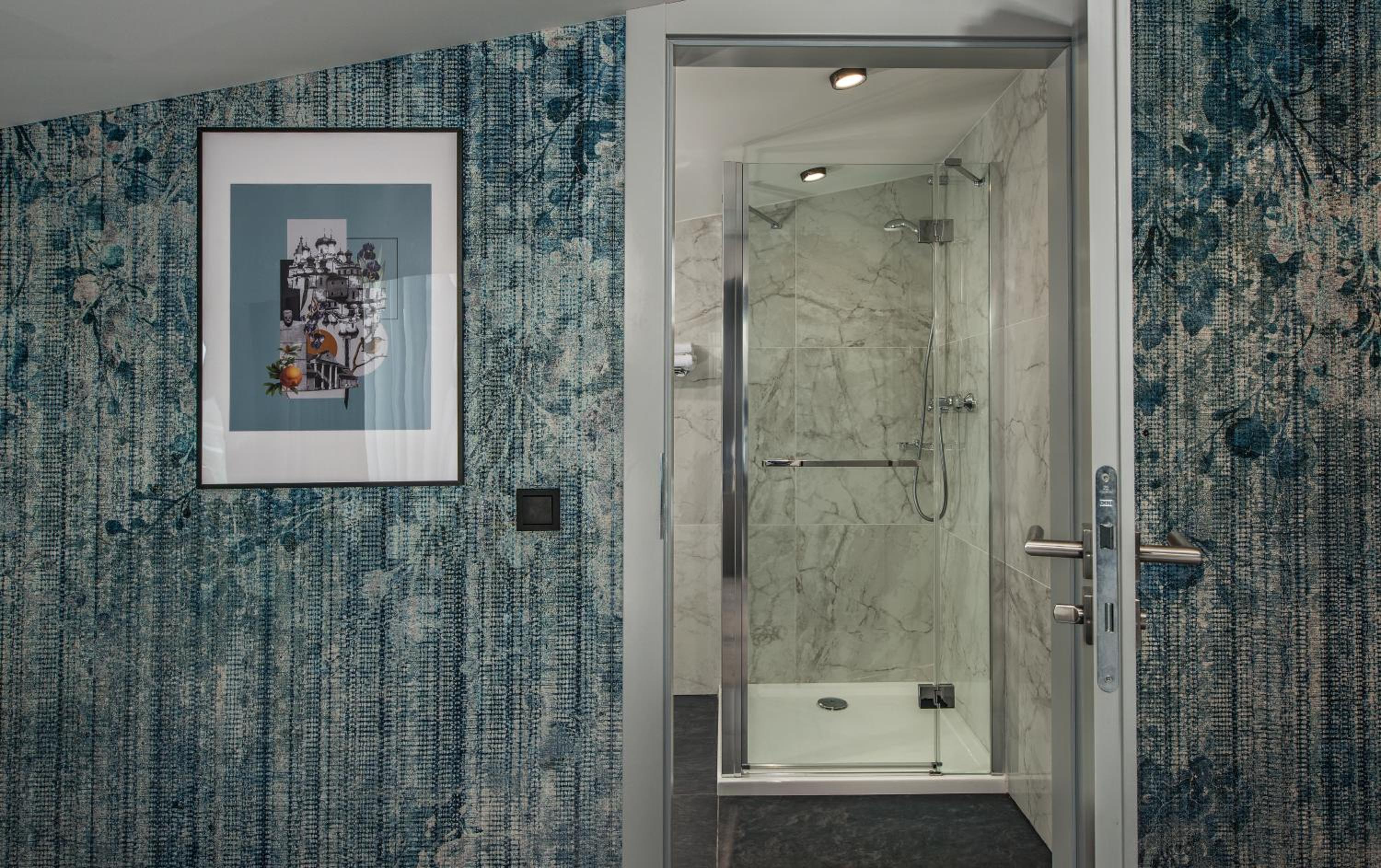 Apartment with Shower - Photo 2