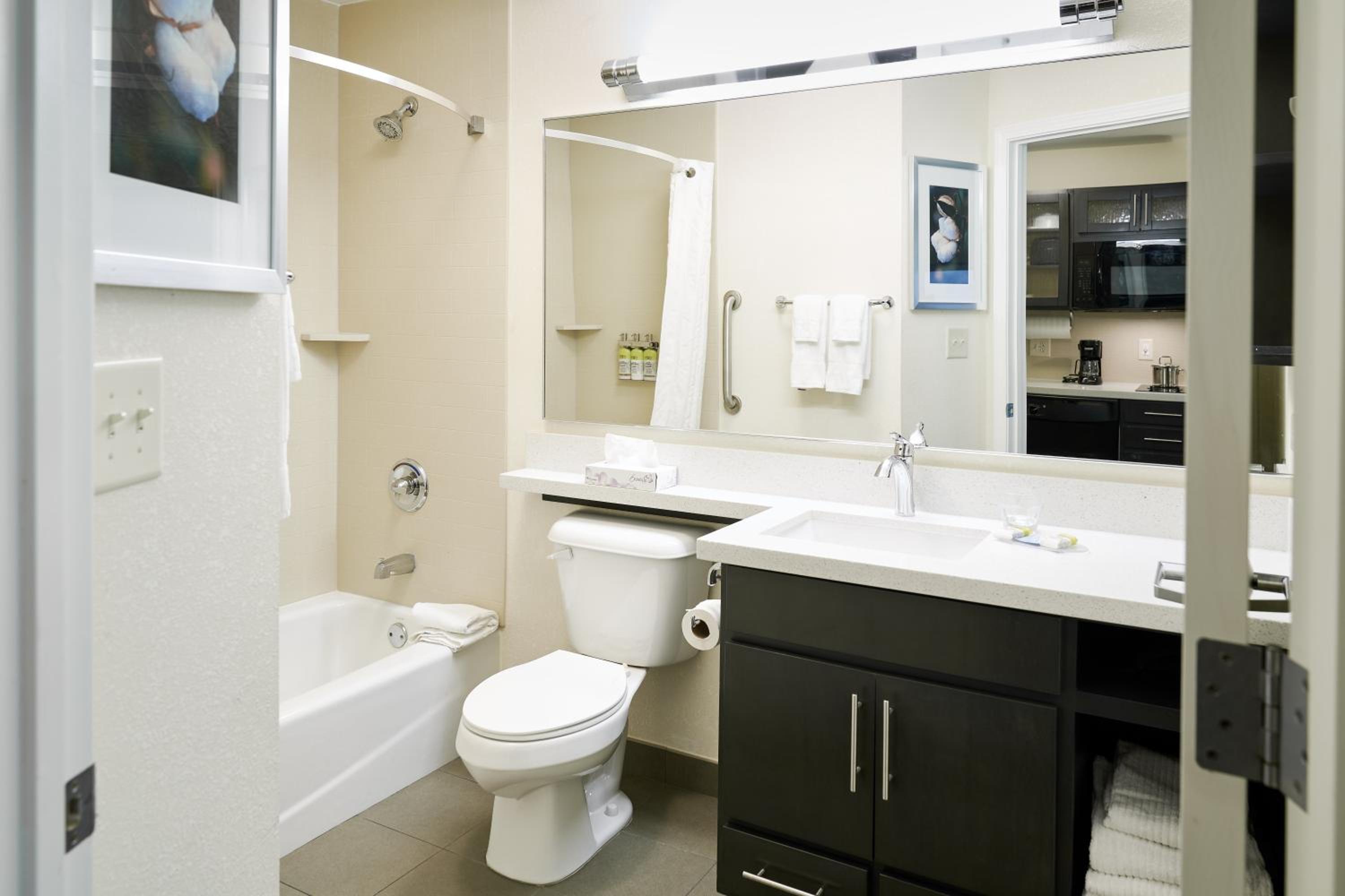 One-Bedroom Suite - Photo 2