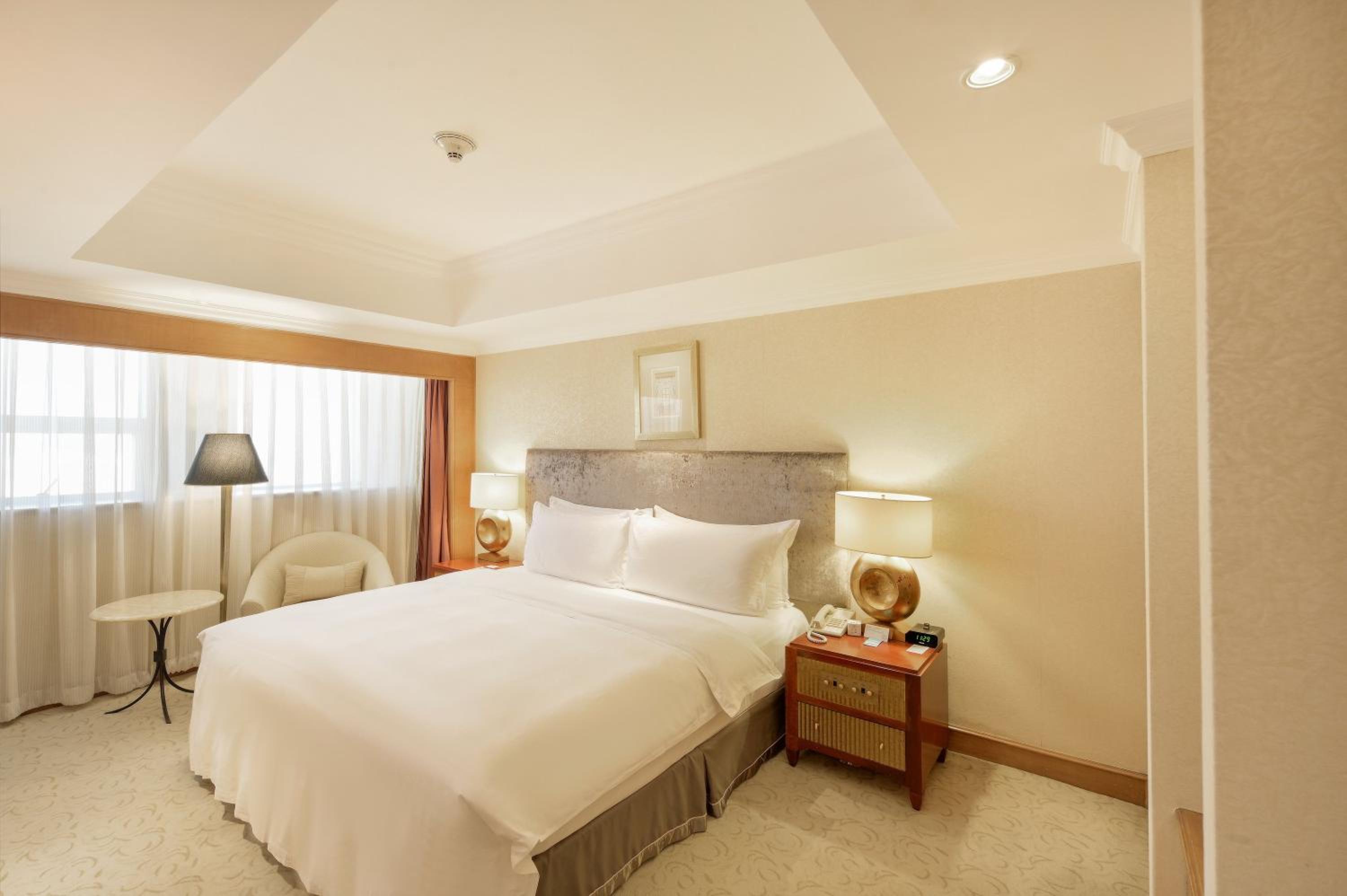 Premium King Room - Photo 5