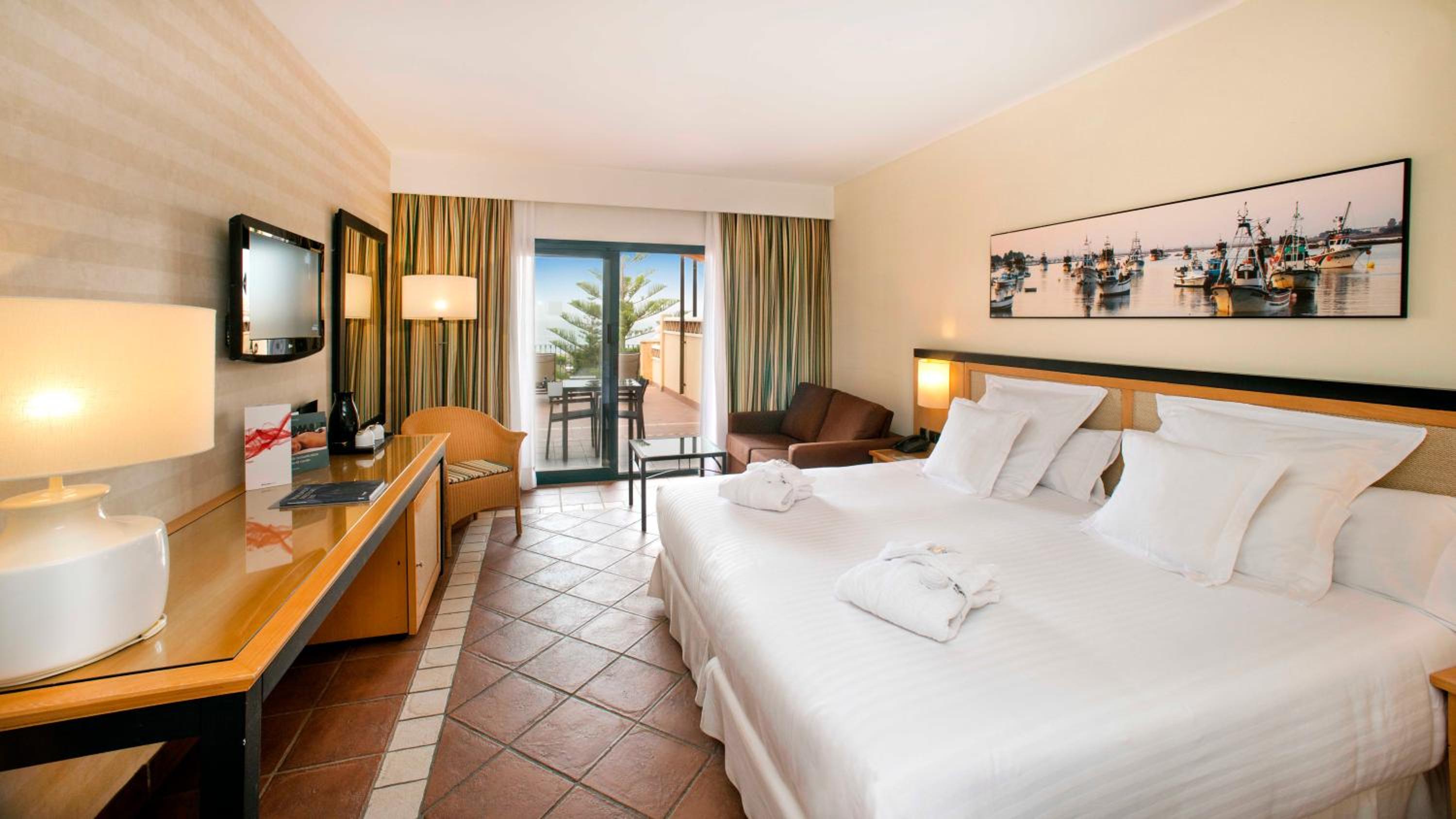Deluxe Room with Pool View - Photo 5