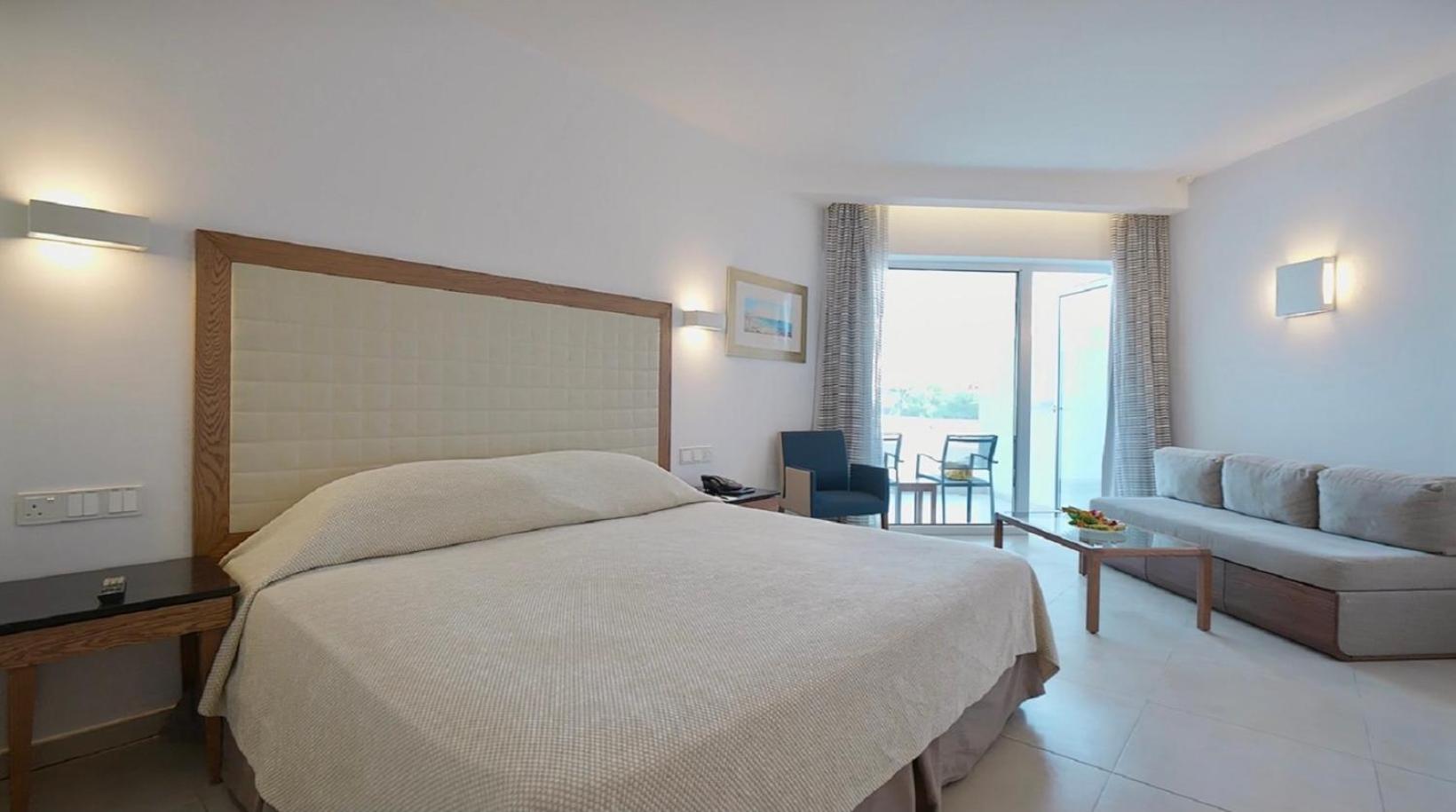 Deluxe Double or Twin Room with Side Sea View