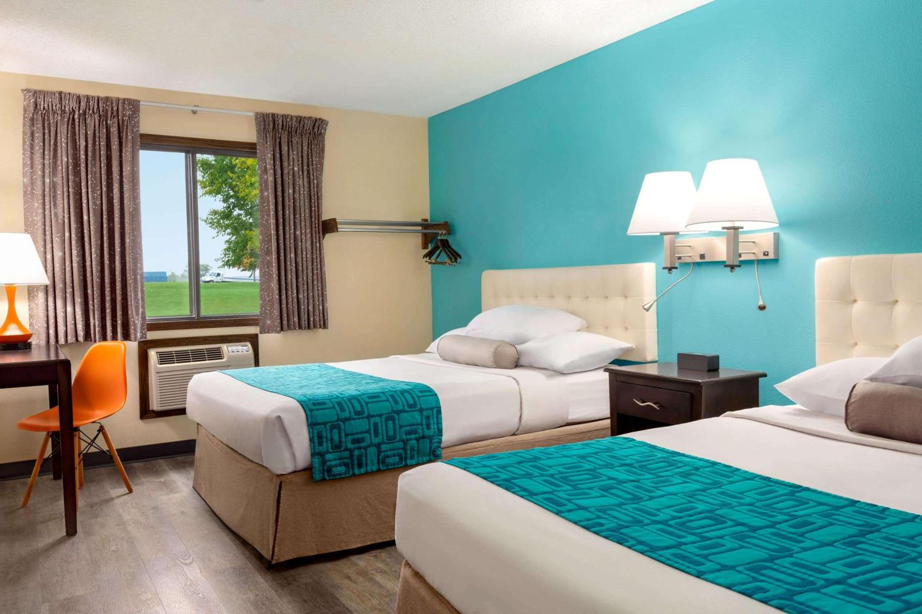 Deluxe Queen Room with Two Queen Beds - Non-Smoking photo 2