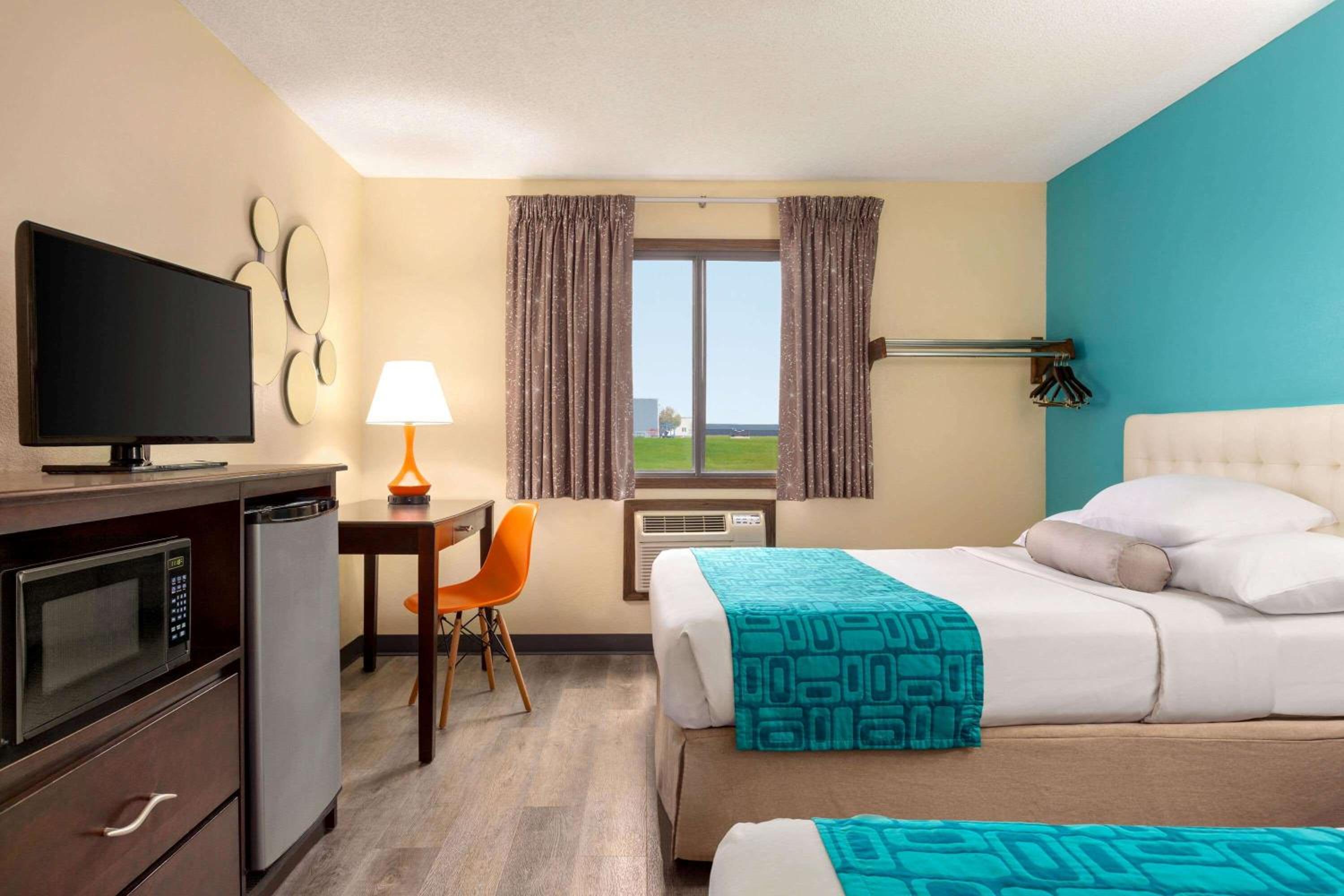 Deluxe Queen Room with Two Queen Beds - Non-Smoking photo 3
