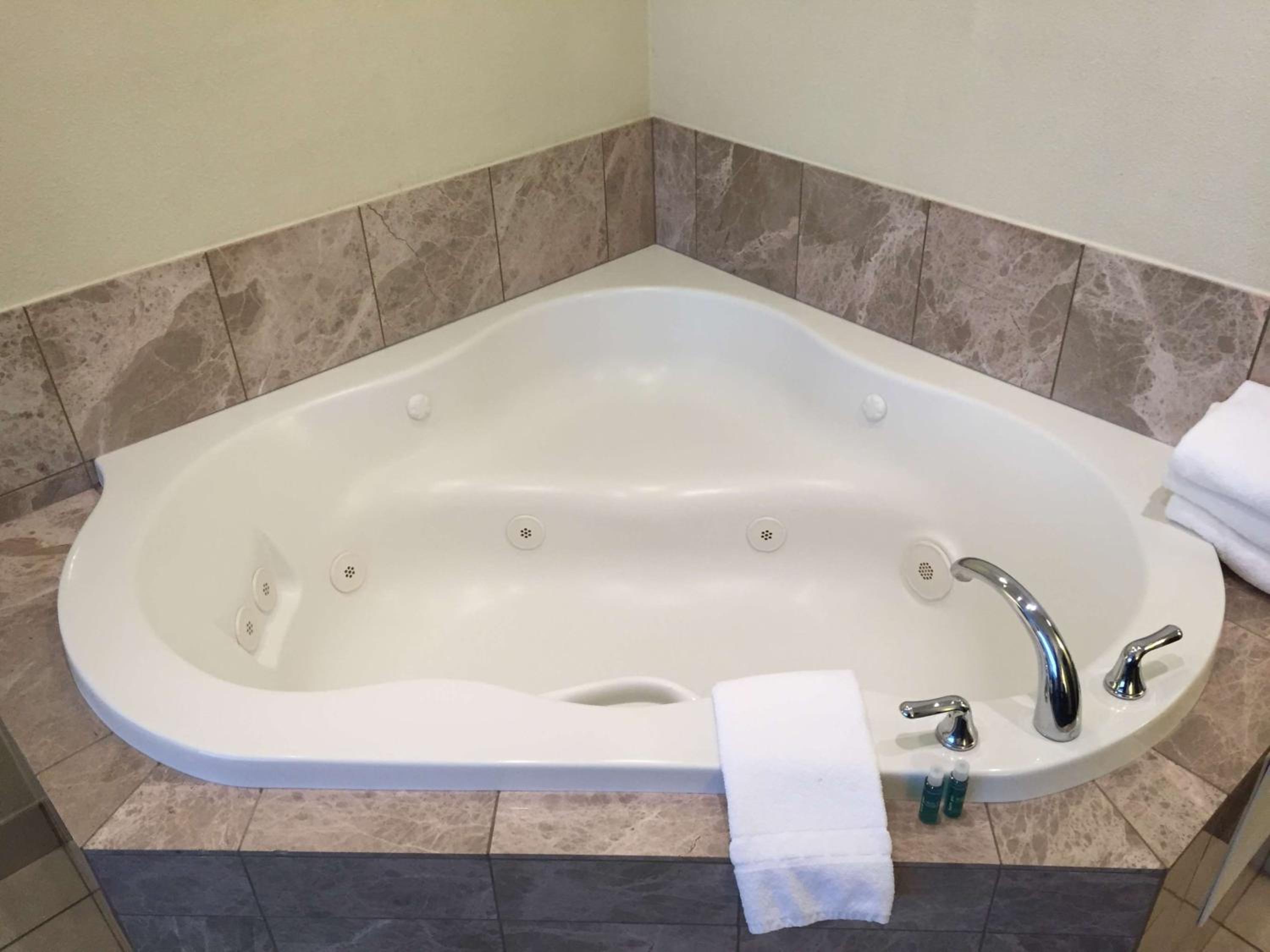 King Room with Spa Bath - Smoking - Photo 4