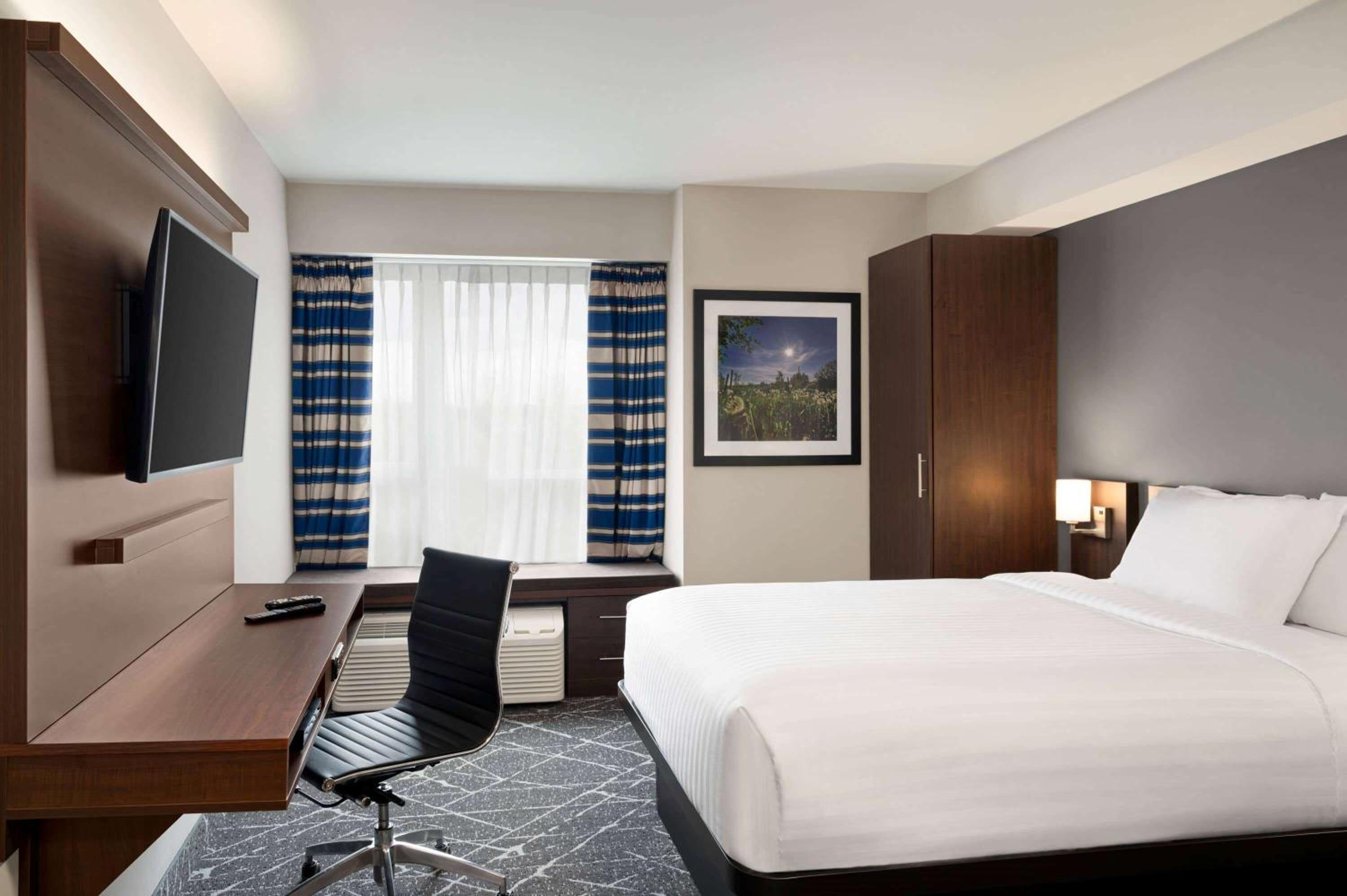 1 Queen Bed Room, Efficiency Room, Non Smoking - Photo 1