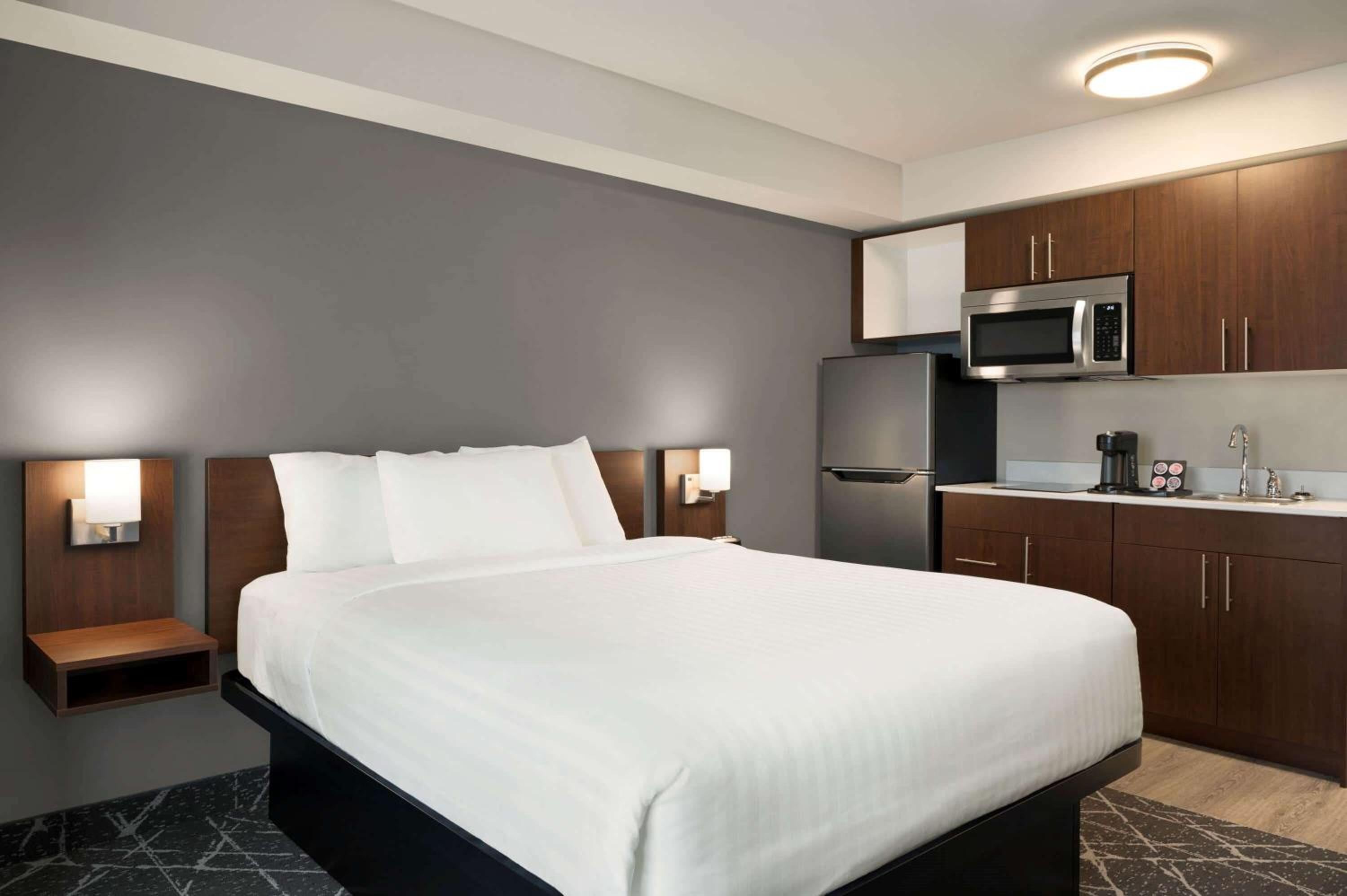 1 Queen Bed Room, Efficiency Room, Non Smoking - Photo 4