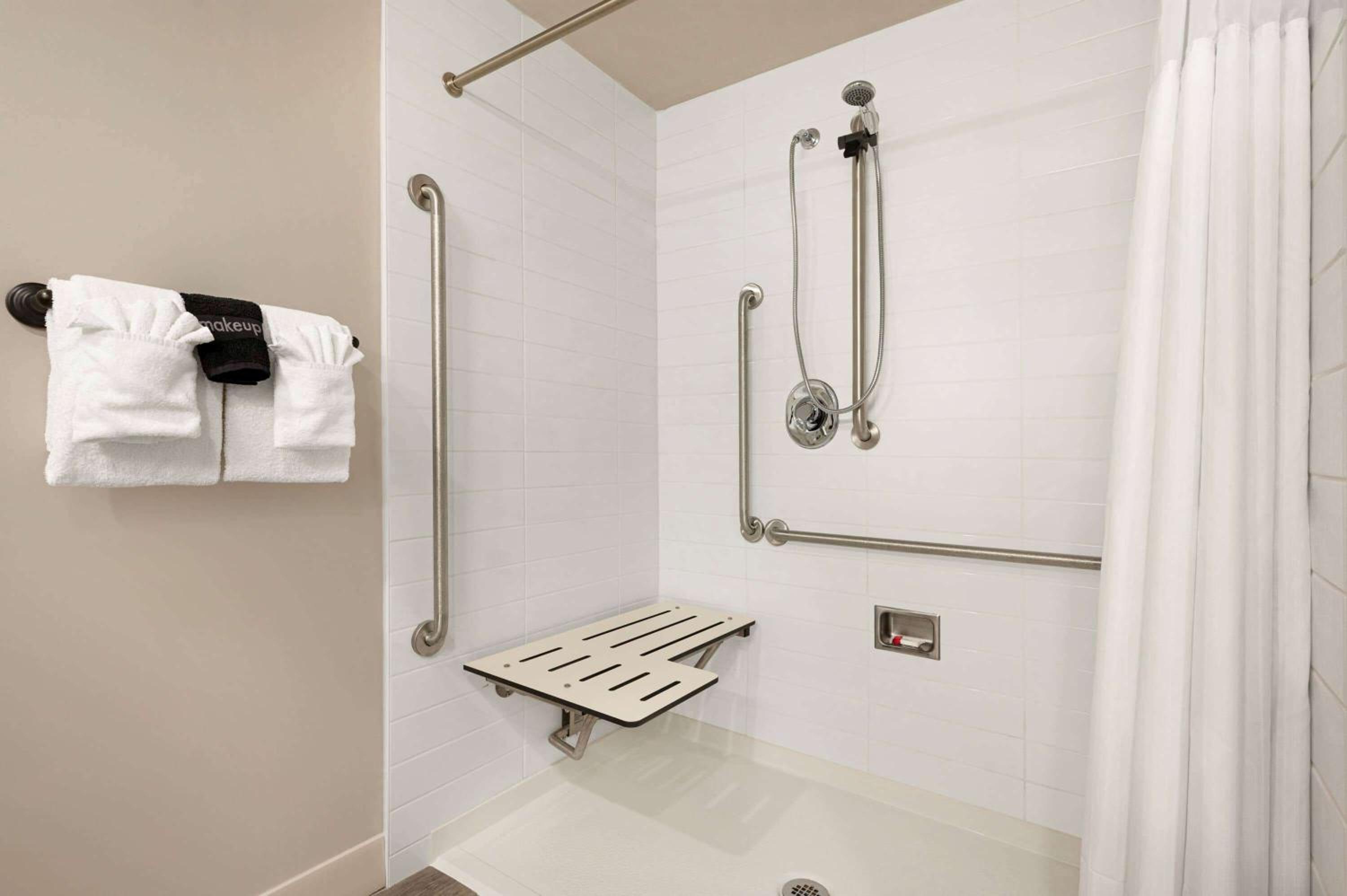 Queen Room - Mobility Access/Non-Smoking - Photo 2