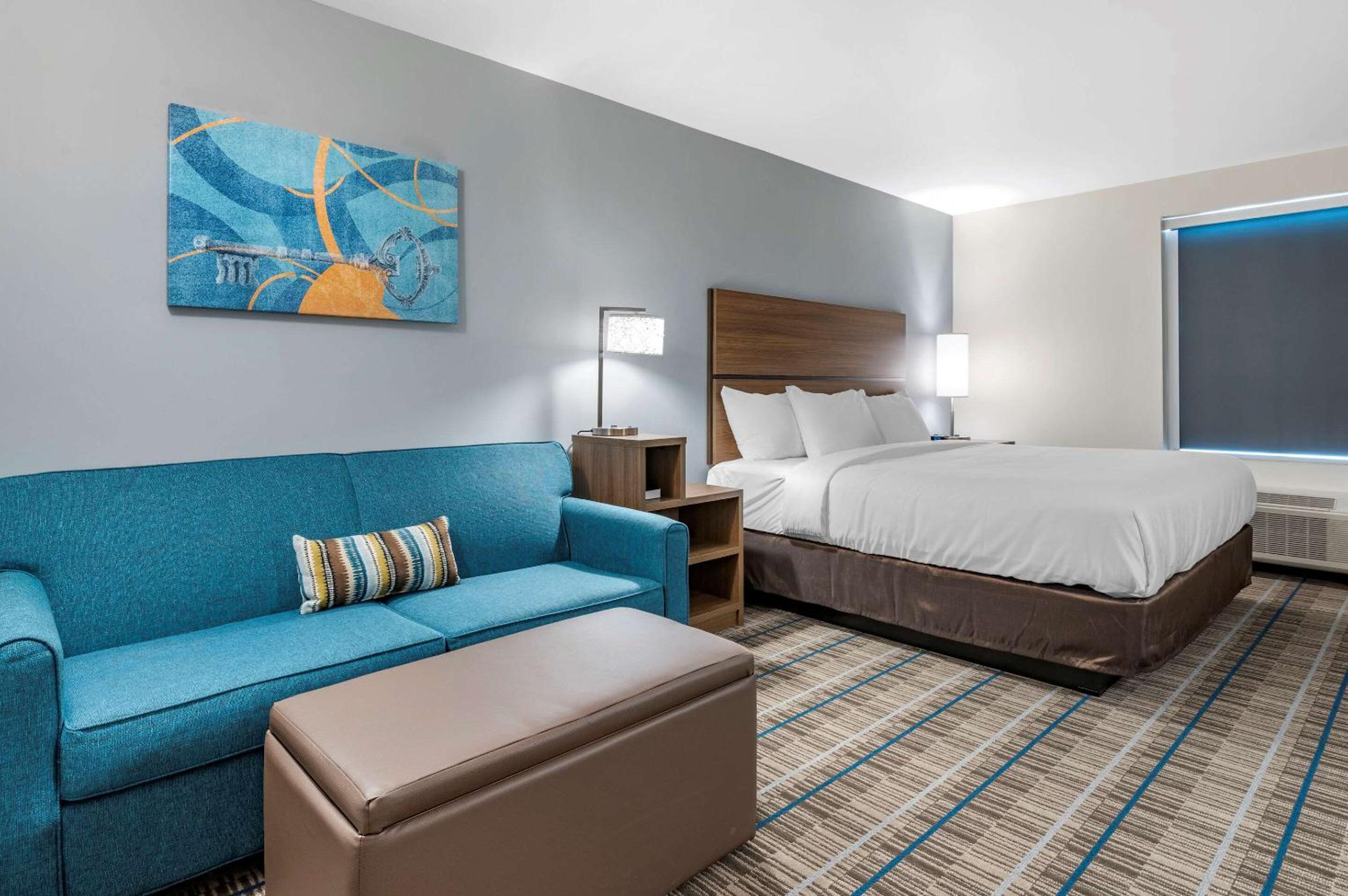 King Suite with Sofa Bed - Non Smoking - Photo 1