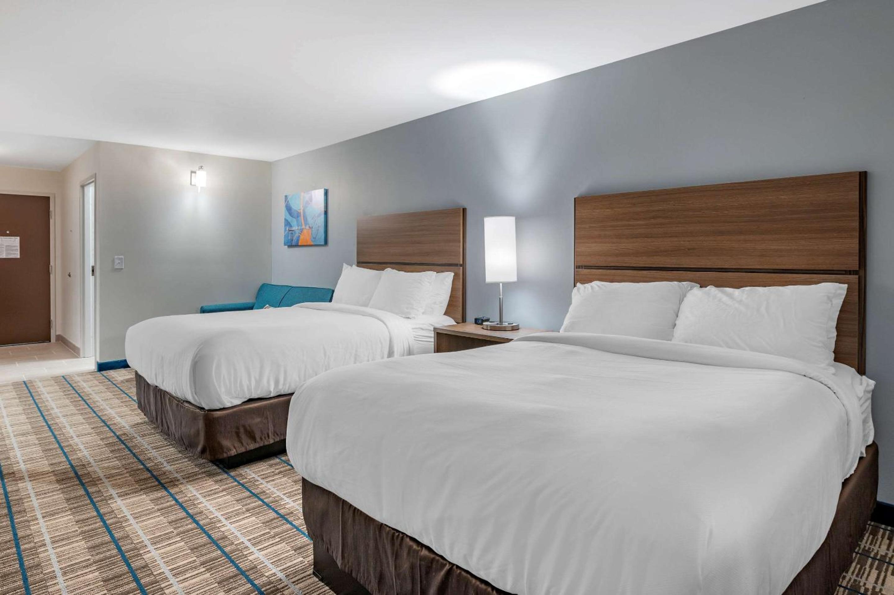 Queen Suite with Two Queen Beds and Sofabed - Non Smoking - Photo 5
