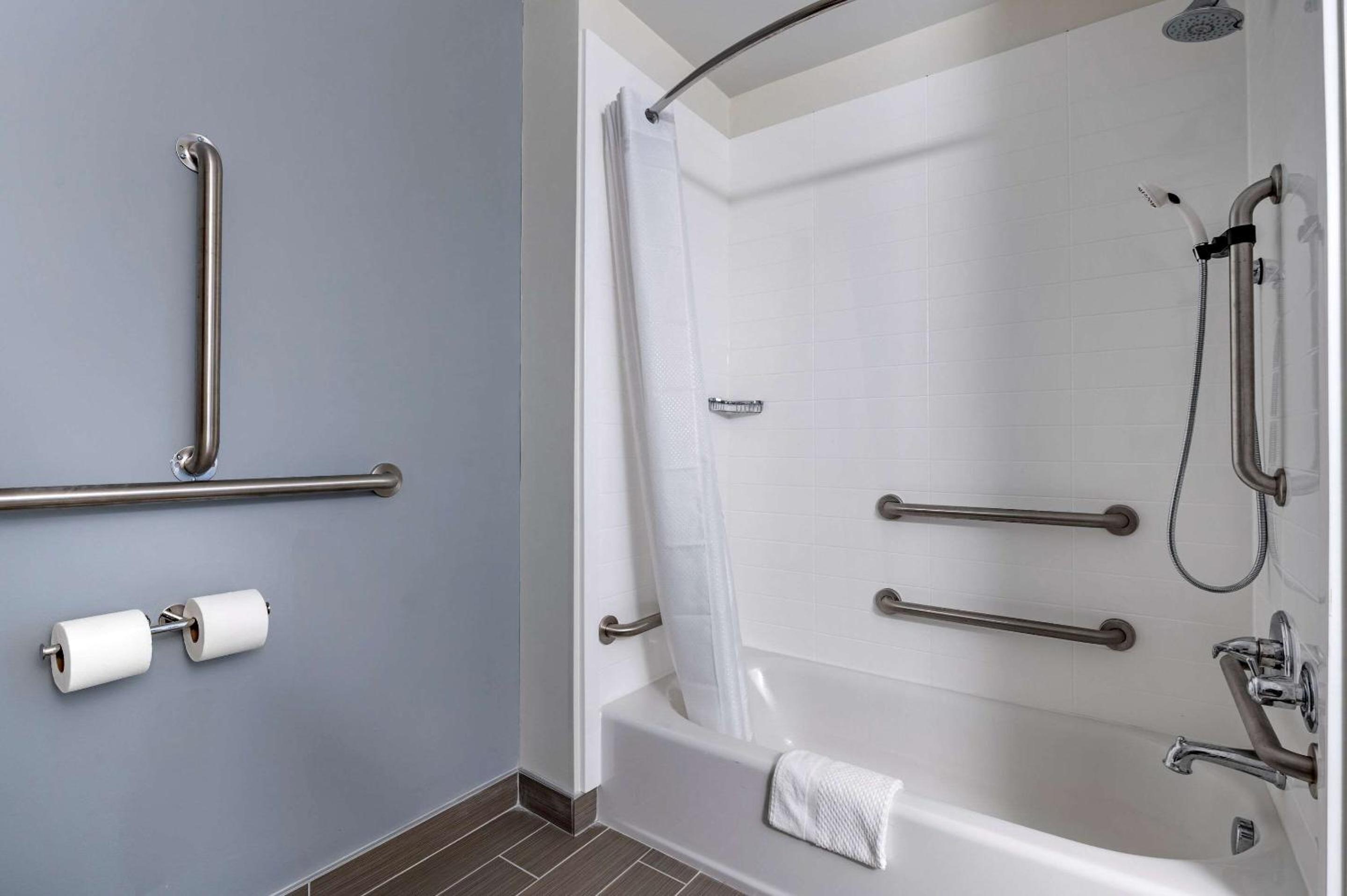 Accessible Suite with Two Queen Beds Sofabed - Non Smoking - Photo 5
