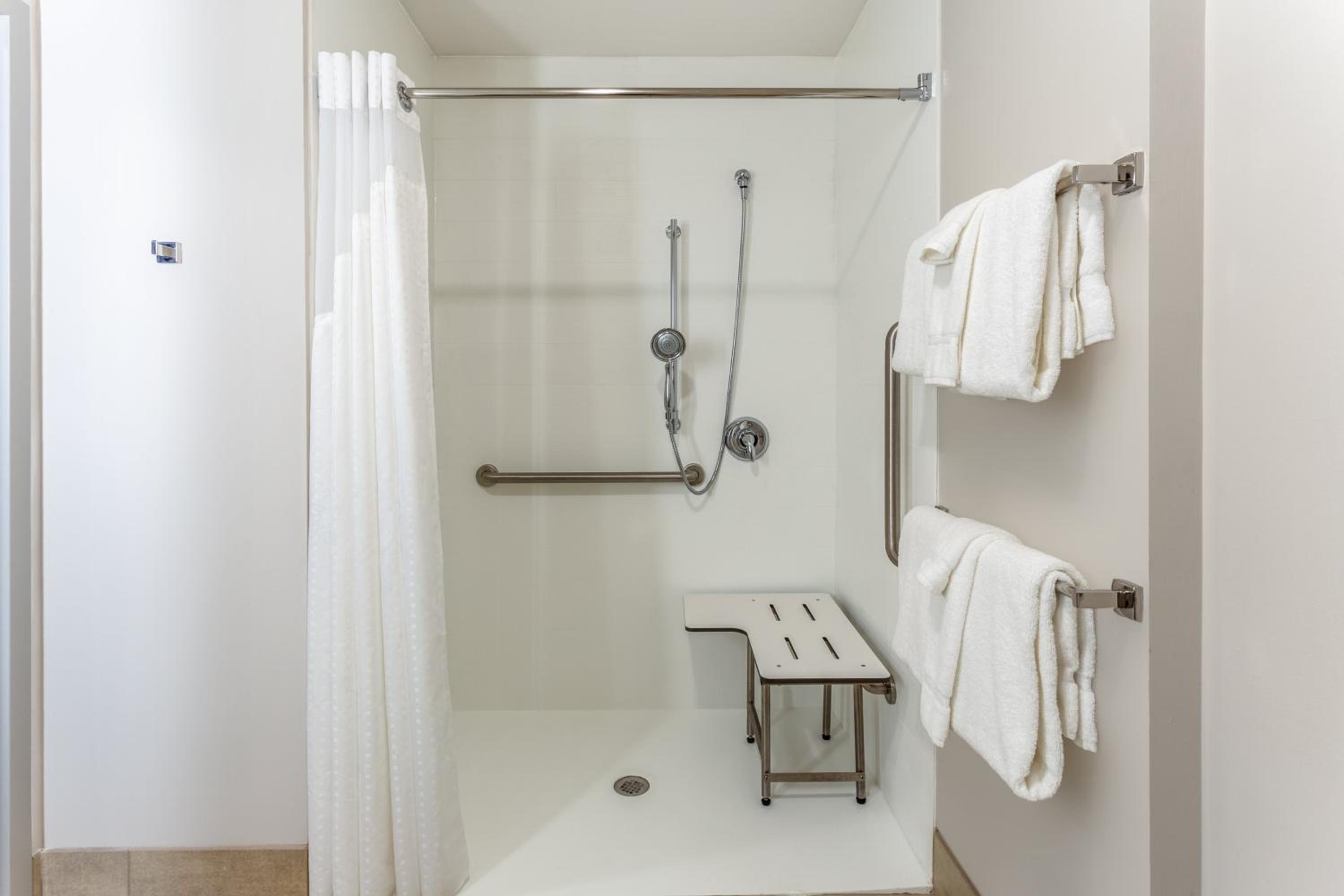 King Room - Disability Access Roll in Shower - Photo 2