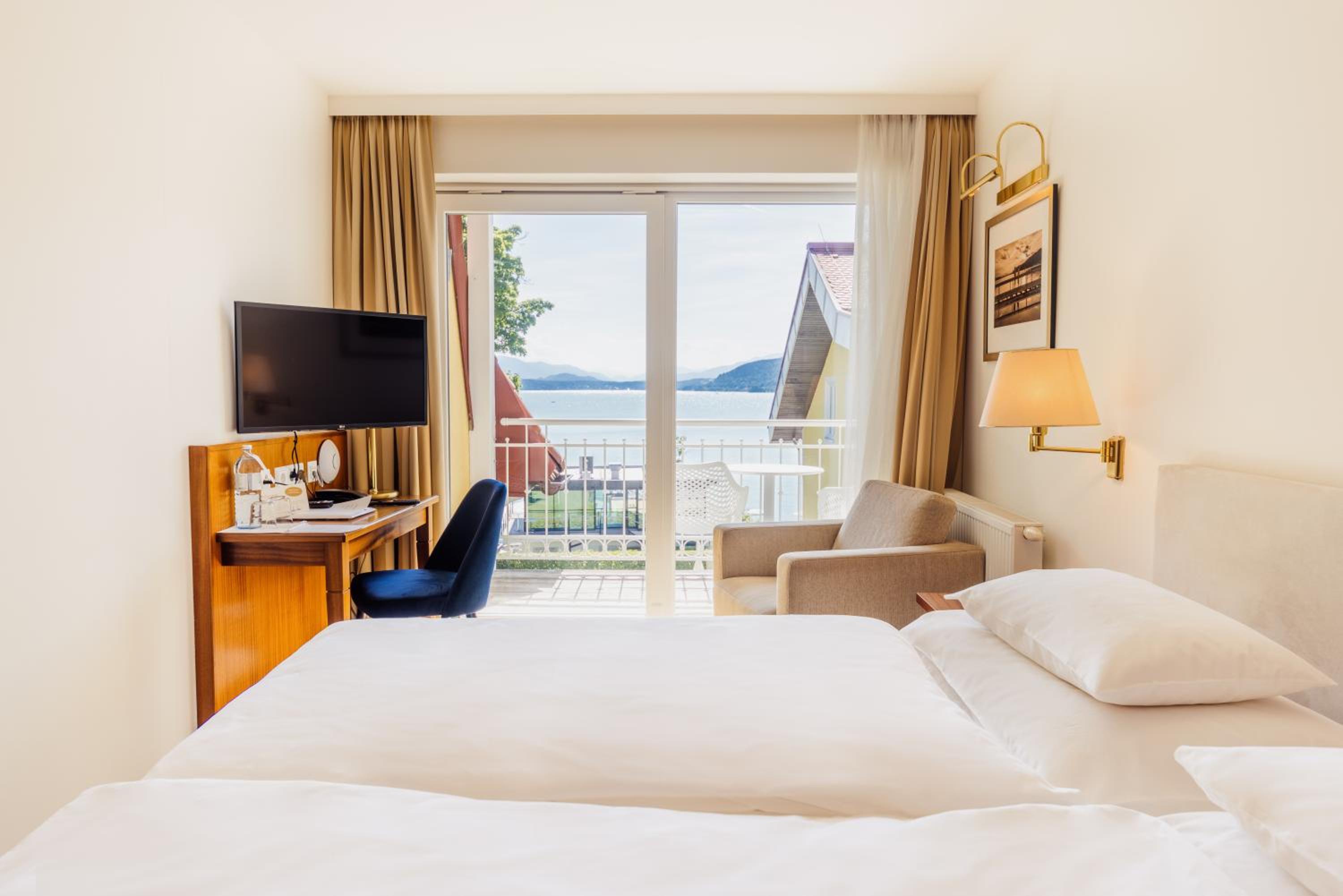 Superior Double Room with Balcony or Terrace and Lake View
