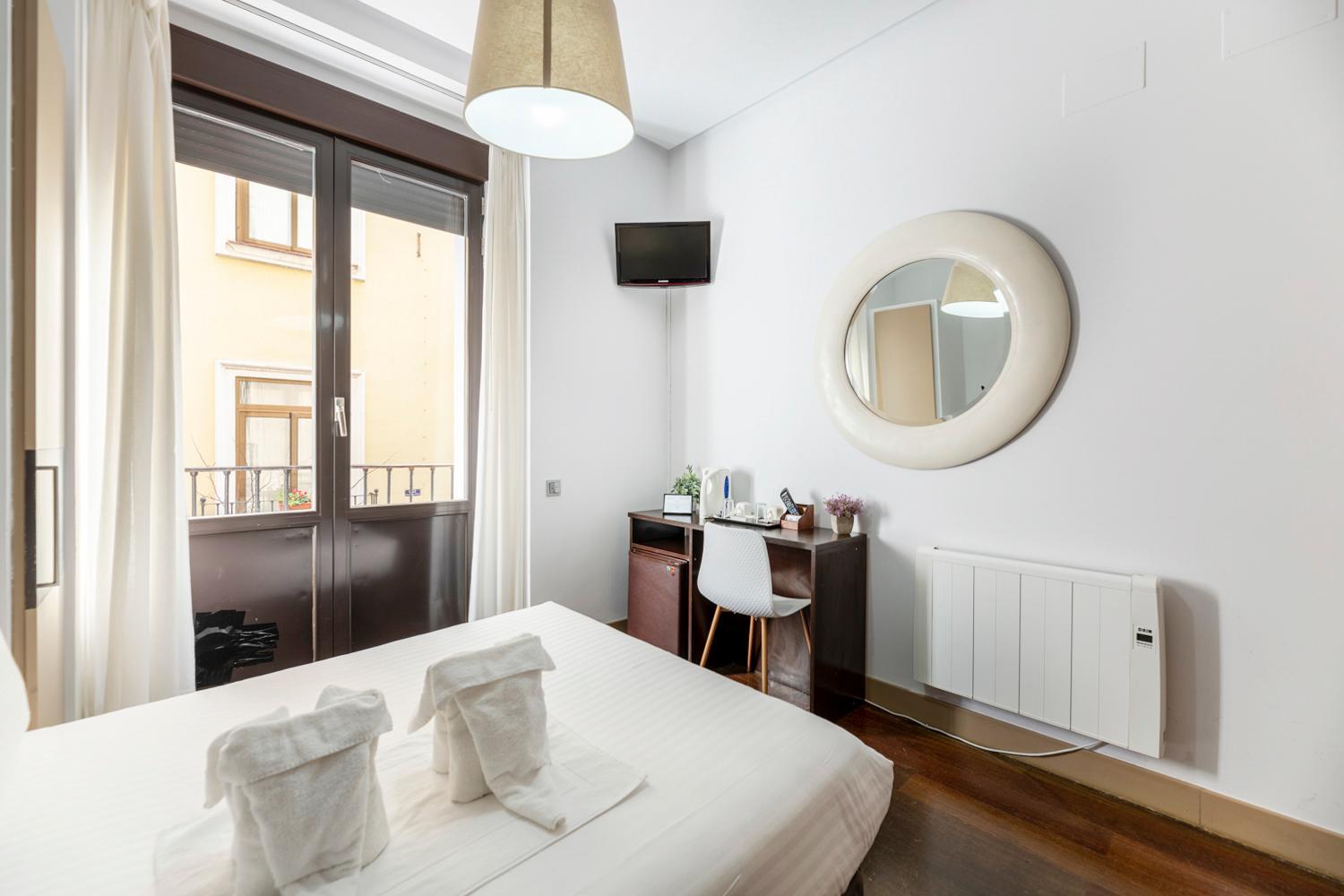 Double Room with Balcony - Photo 1