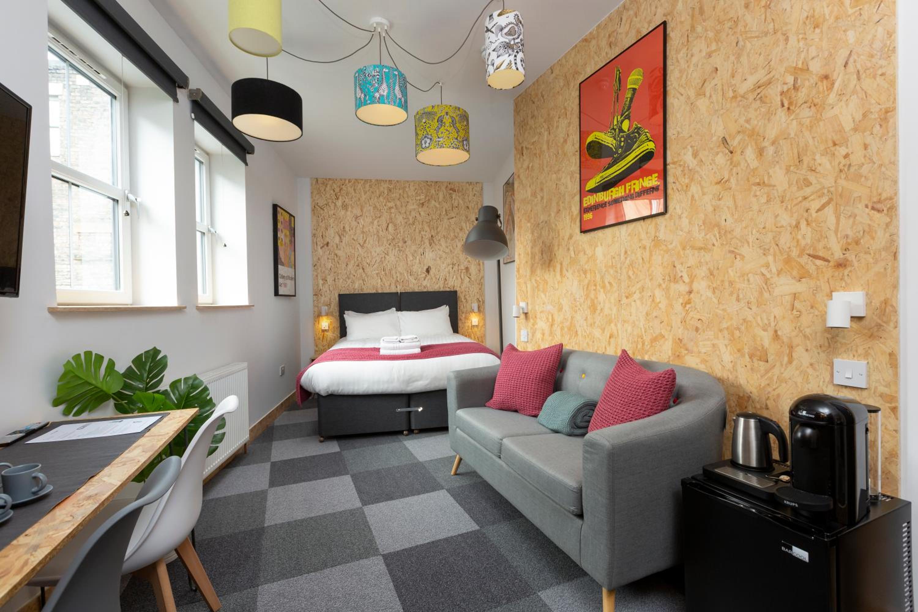 Classic Double Room with Ensuite (Room 1) - Photo 5