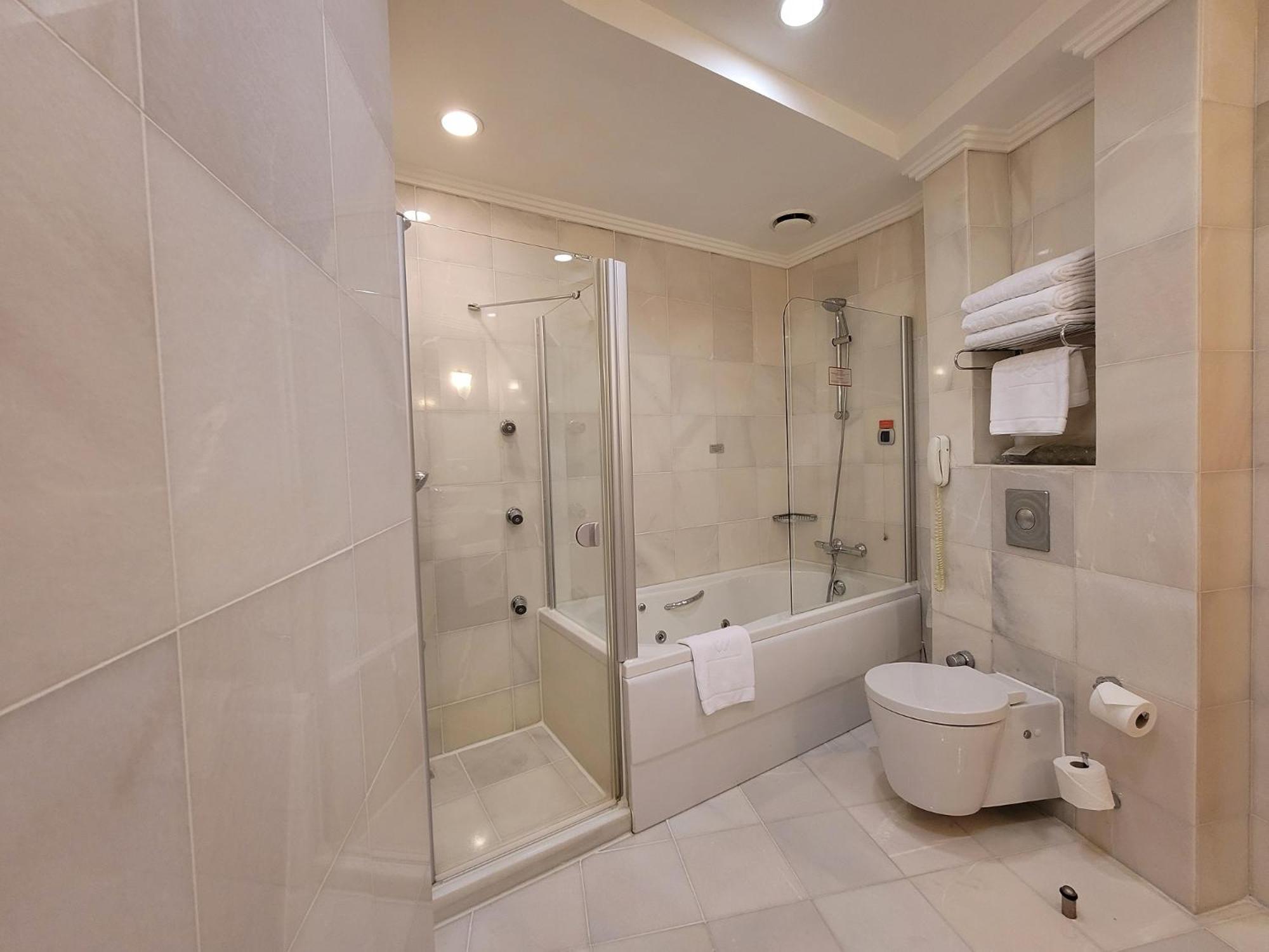 Junior King Suite with Mountain View - Non-Smoking