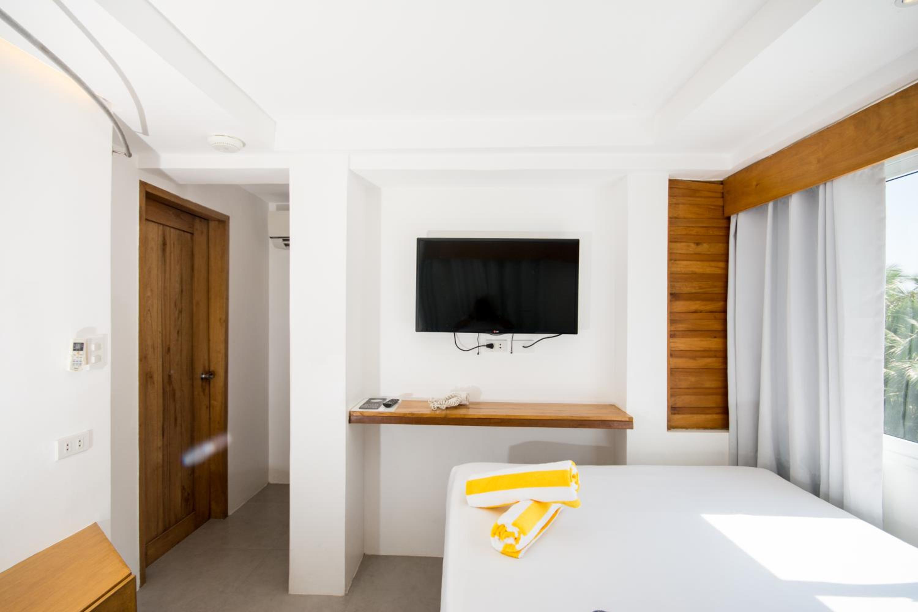 Deluxe Double Room with Sea View - Photo 4