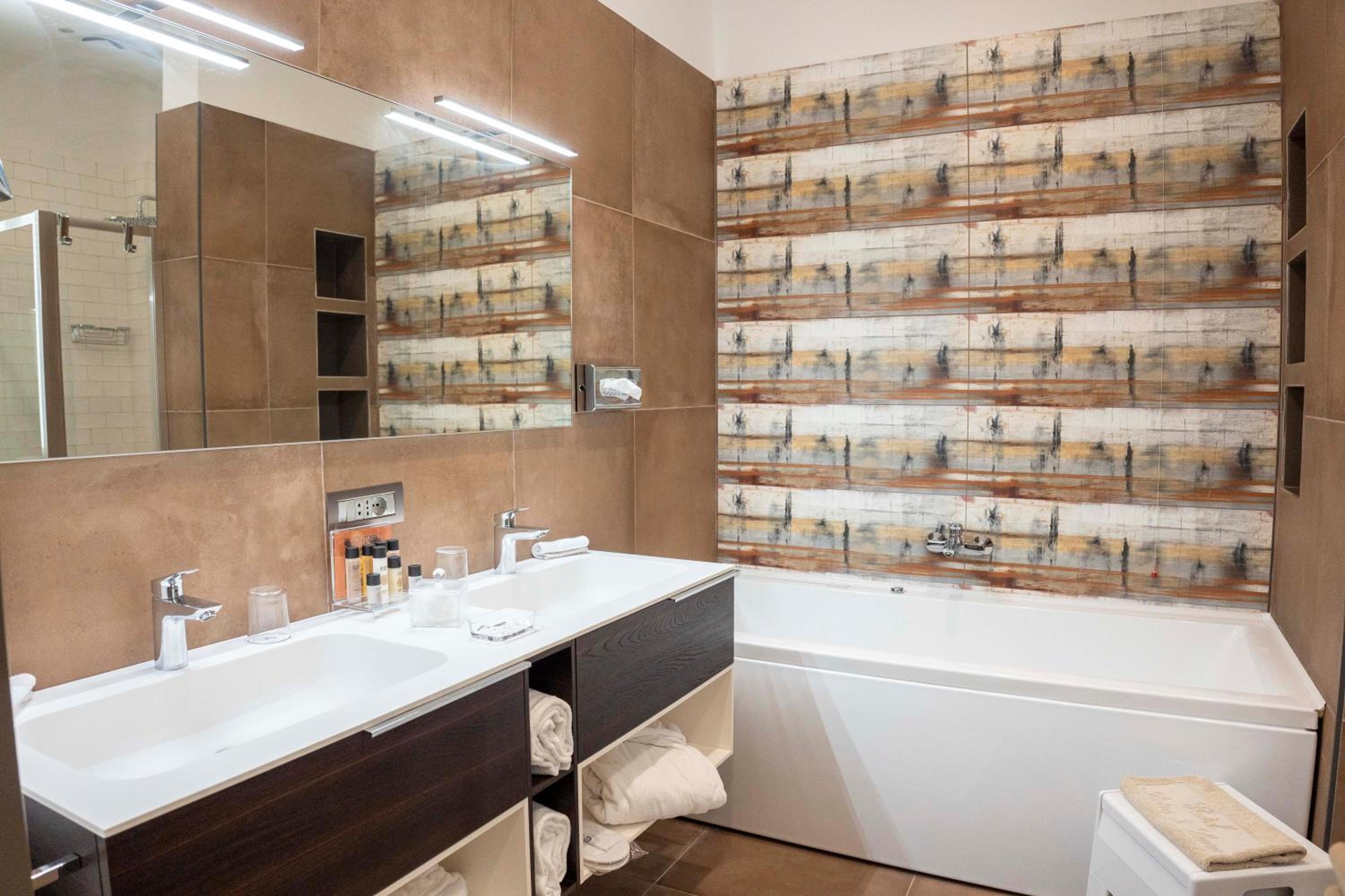 Deluxe Double or Twin Room with Spa Bath photo 2