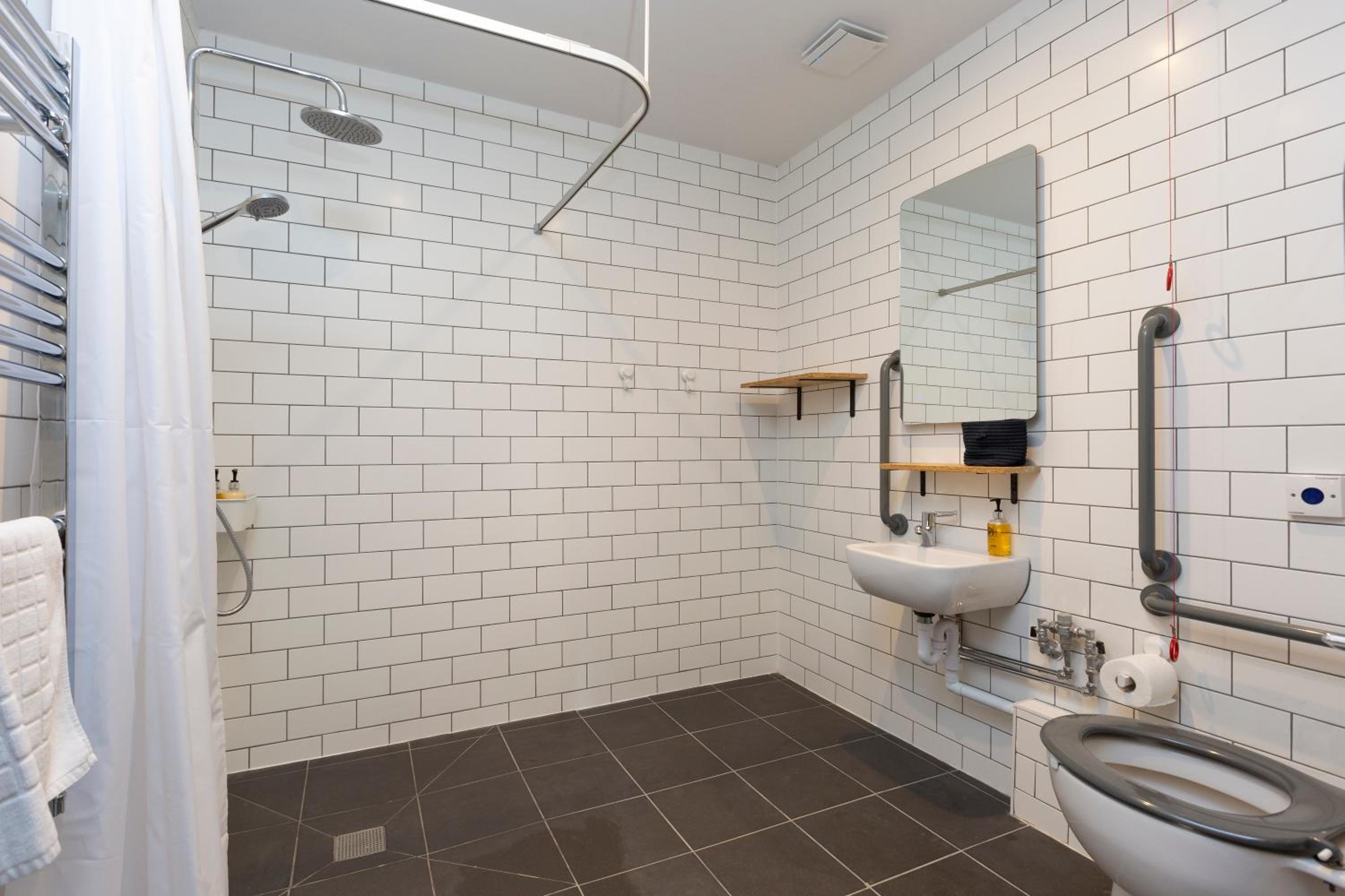 Comfort Quadruple Room with Ensuite (Room 3) - Photo 3