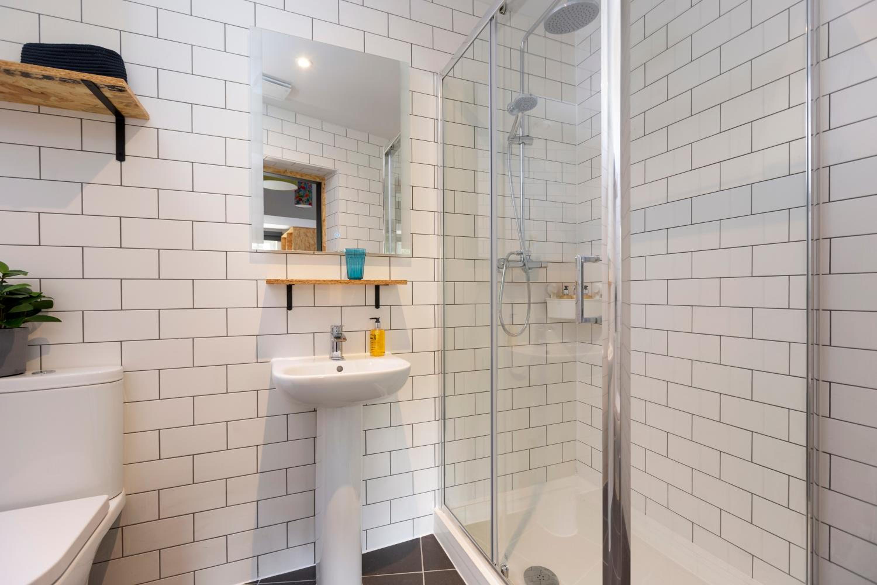 Superior Double Room with Ensuite (Room 6) - Photo 9