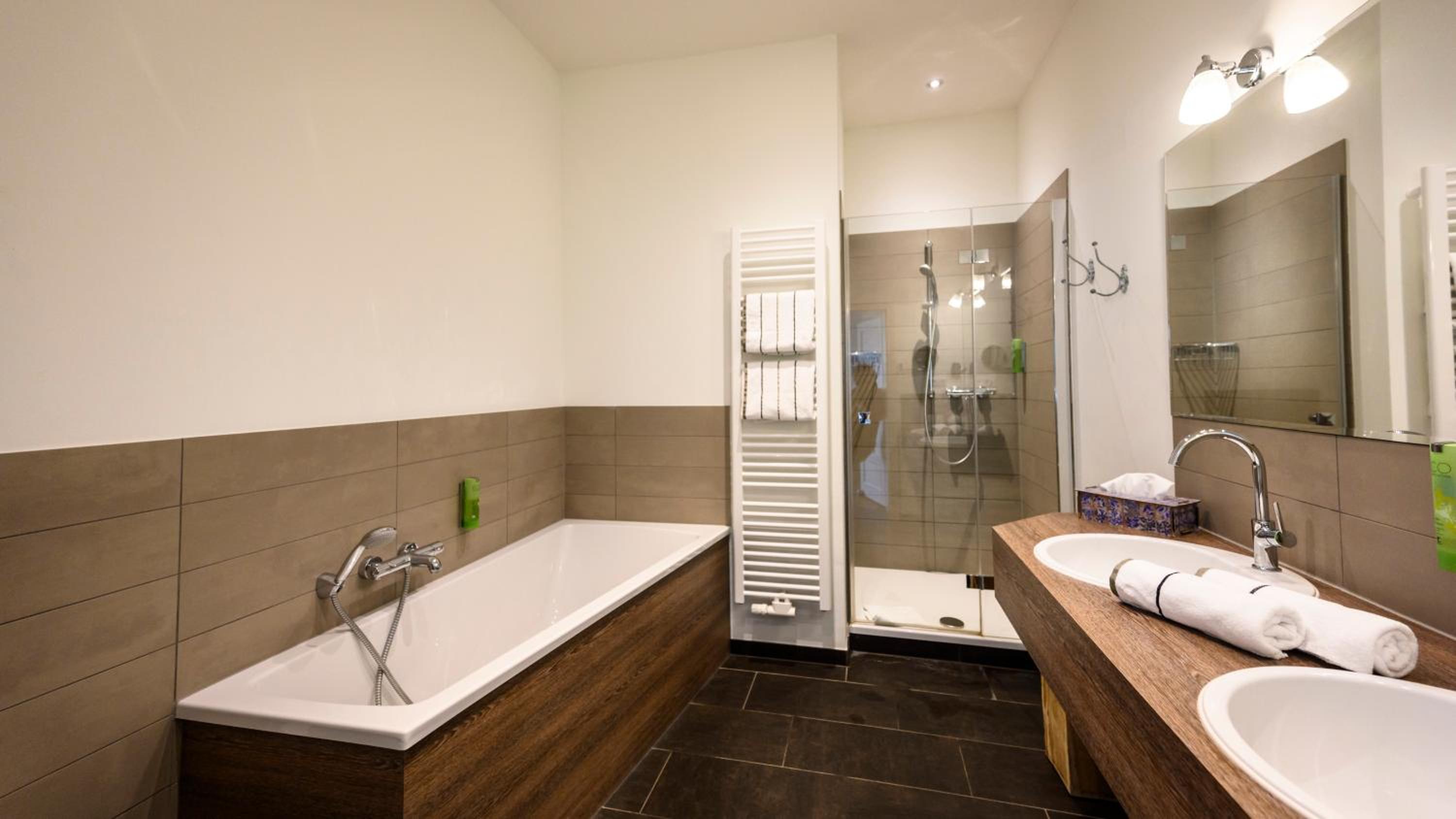 Suite - Photo 7